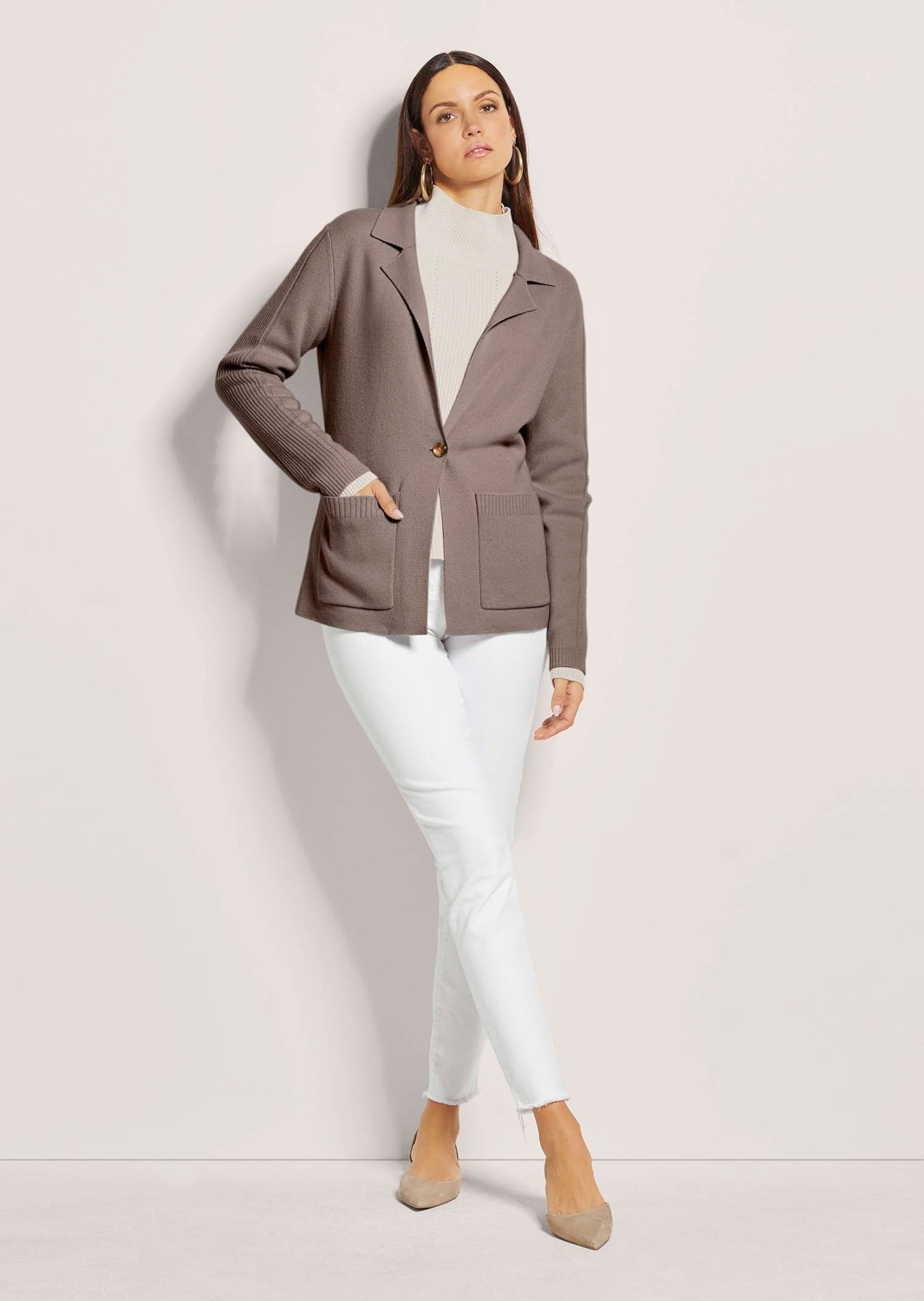 Strickjacke MADELEINE "Strickblazer Strickjacke aus Merinowolle und Kaschmir", Damen, Gr. 38, beige (cappuccino), Obermaterial: 90% Schurwolle WV. 10% Kaschmir WS., Modern, normal, Strickjacken Strickjacke, 1-Knopf Strickblazer 2