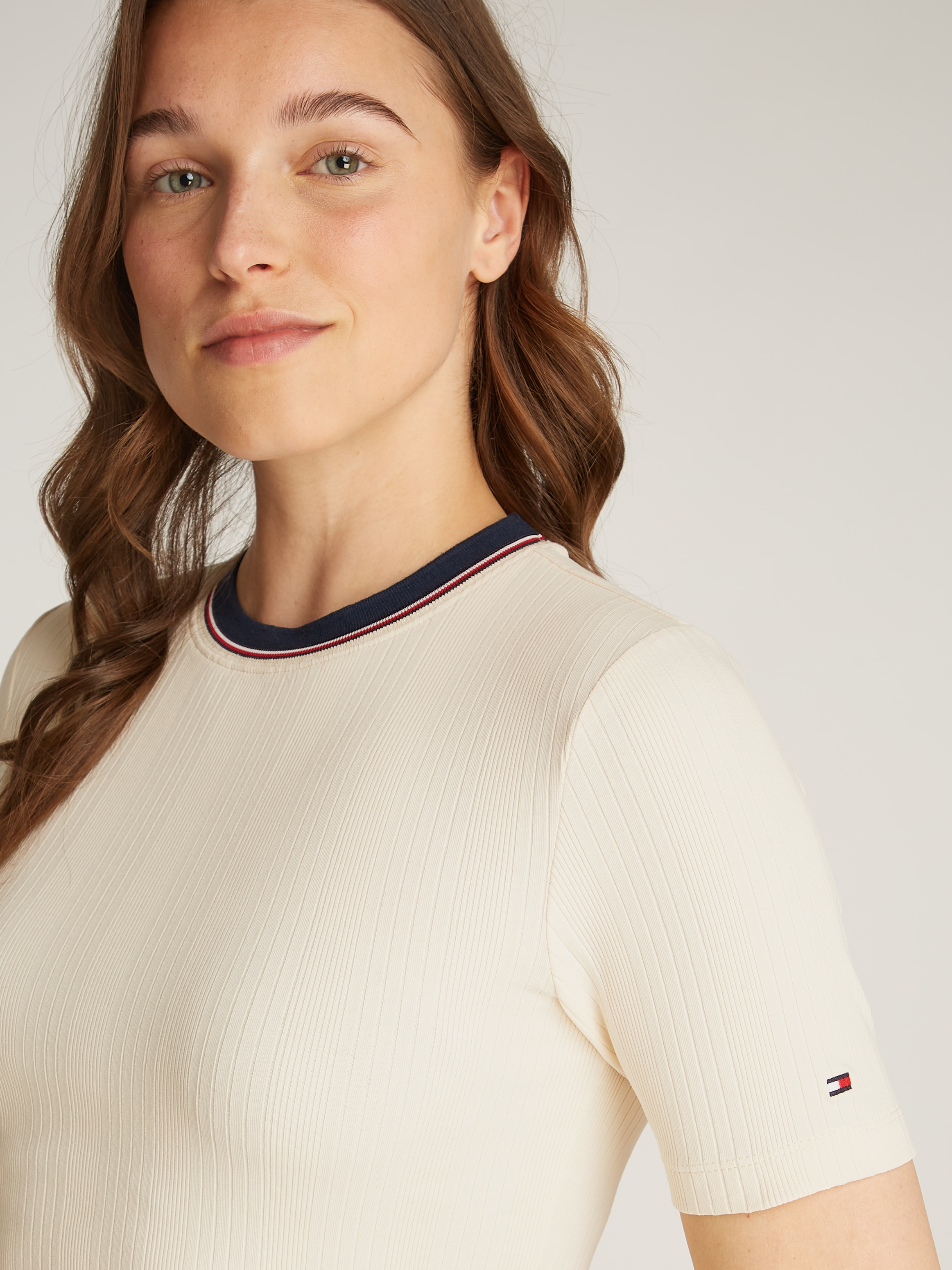 Tommy Hilfiger T-Shirt »RWB SLIM TEE SS C-NK«, mit Kontrast-Details, Struktur