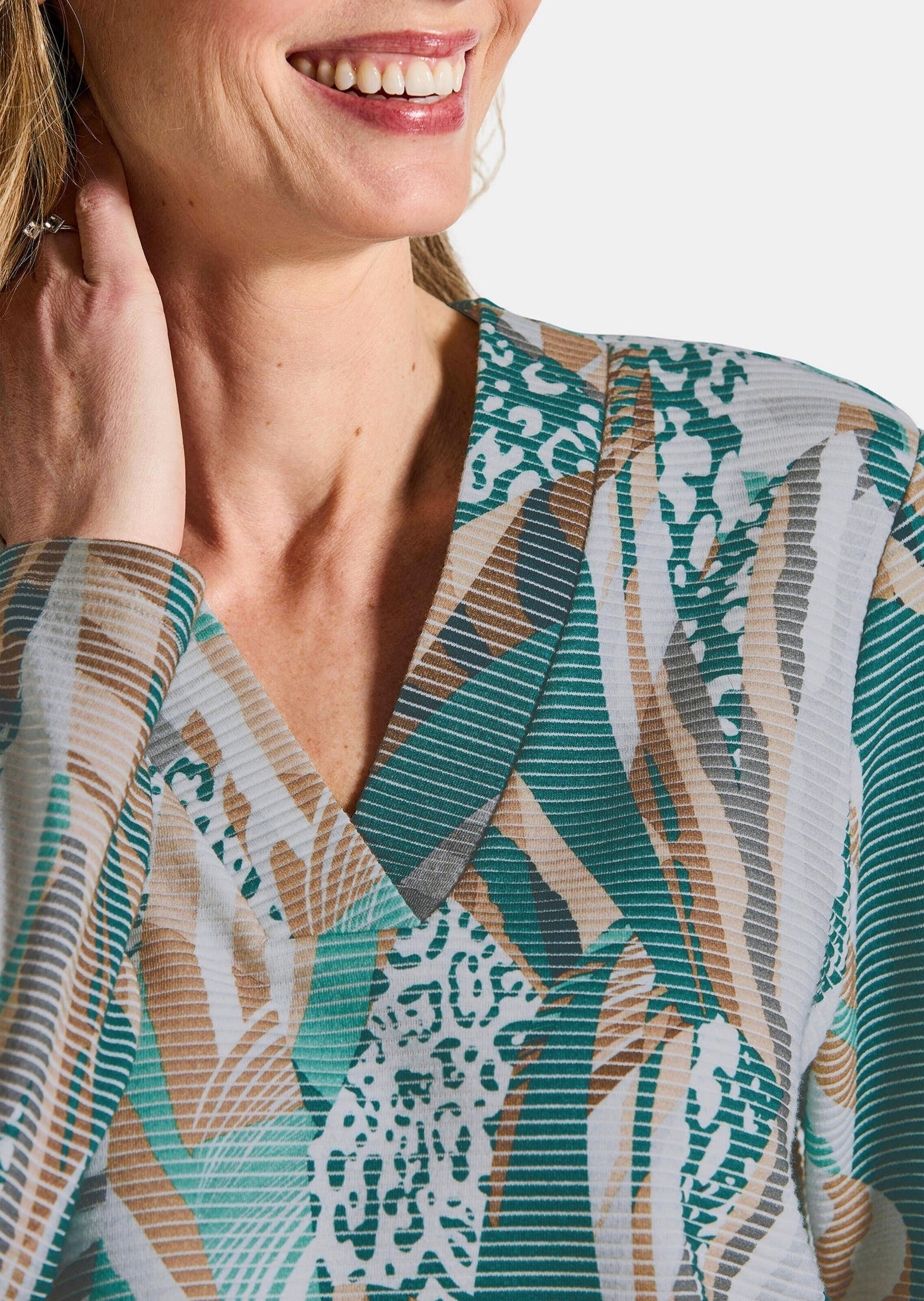 GOLDNER Sweatshirt »Kurzgröße Langarm Printshirt mit V-Ausschnitt«, Ottoman-Optik
