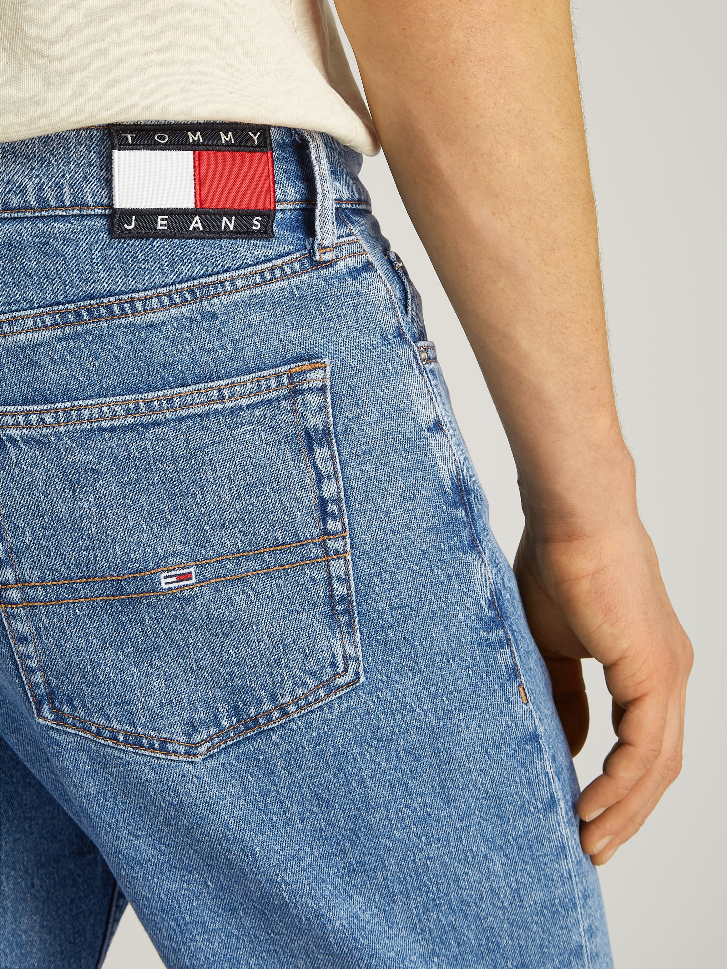 Tommy Jeans Gerade Jeans »Isaac Relaxed Tapered«, Mit Gürtelschlaufen