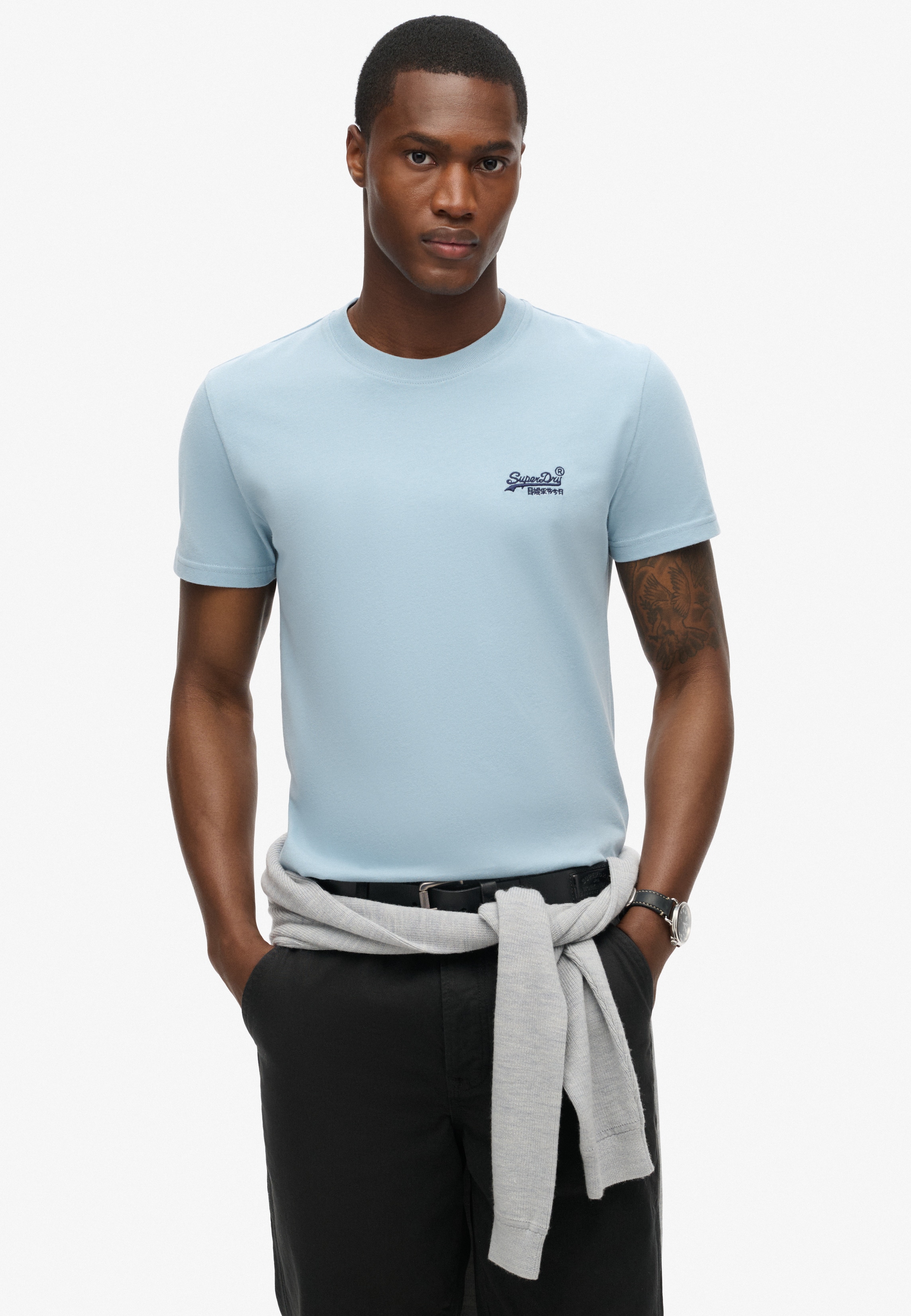 Superdry Rundhalsshirt "Essential Logo Emb Tee" Aus Baumwolle Und Single Jersey, Slim Fit, Kurzarm, Hüftlang