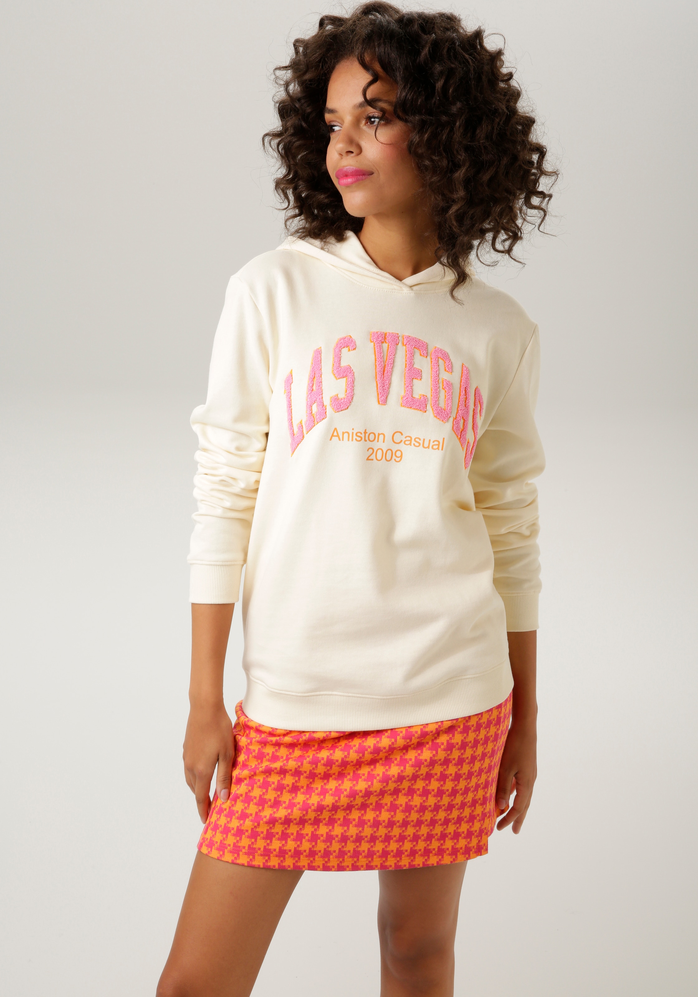 Aniston CASUAL Sweatshirt, mit aufgestickter "LAS VEGAS"-Applikation