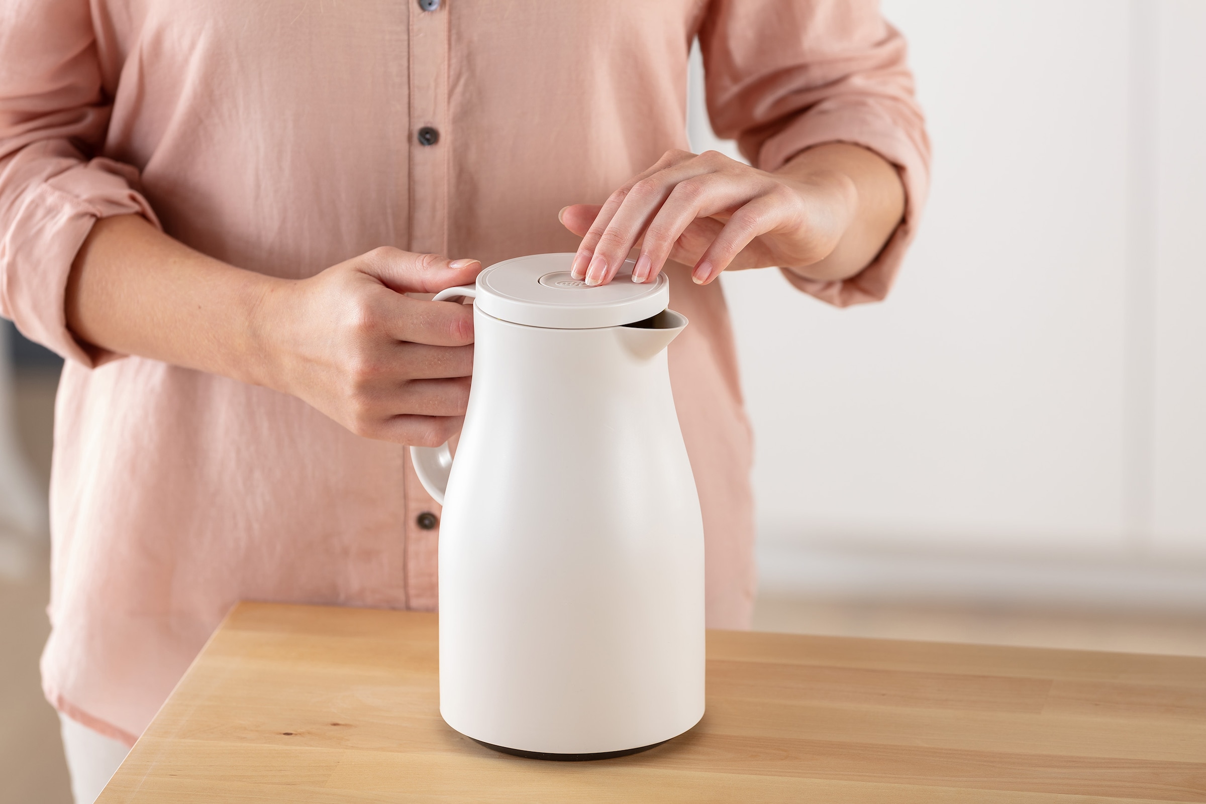 Alfi Isolierkanne »ECONSCIOUS, mit Hartglaseinsatz, Biokunststoff« 1 l 1 Stk. tlg. 12h heiß & 24h kalt, Drehverschluss mit bequemem Druckknopf