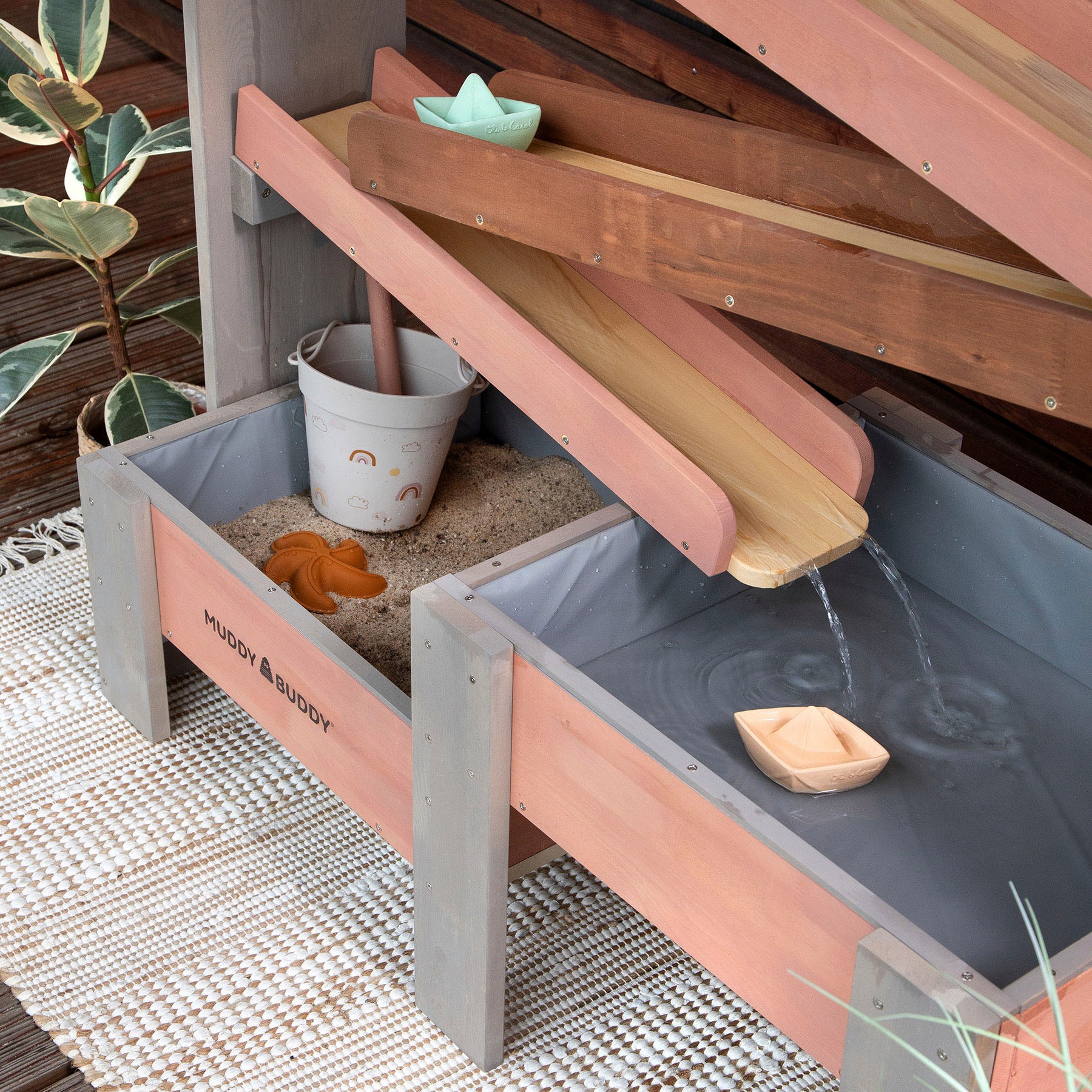 MUDDY BUDDY® Wasserbahn »Aqua Tower«, (stabile Wasserbahn aus massivem Zypressenholz gefertigt), inkl. 2 großer Auffangbecken, warmgrau-puderrosa