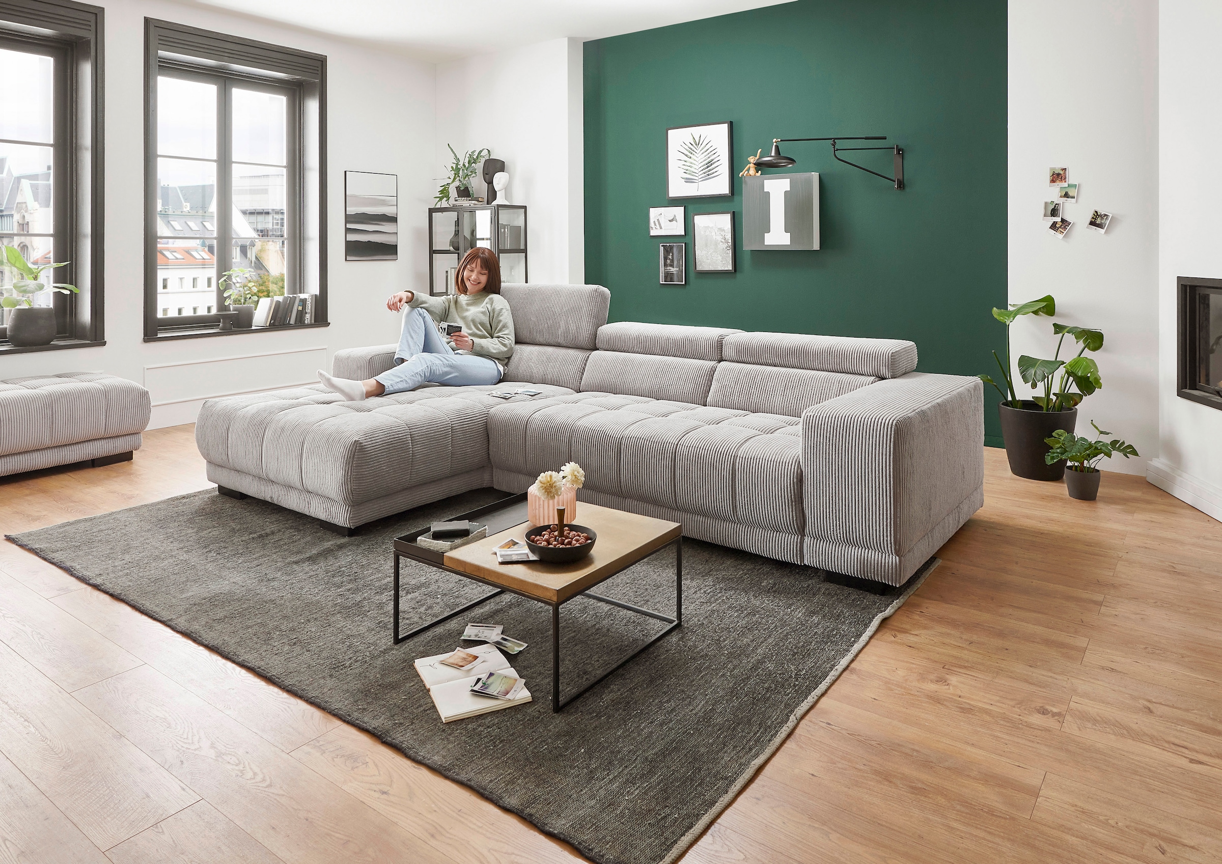 Die PlanBar Ecksofa "MP-IN15053 L-Form schmaler Schenkel" wahlweise mit Kopfteilverstellung und manueller Vorziehbank