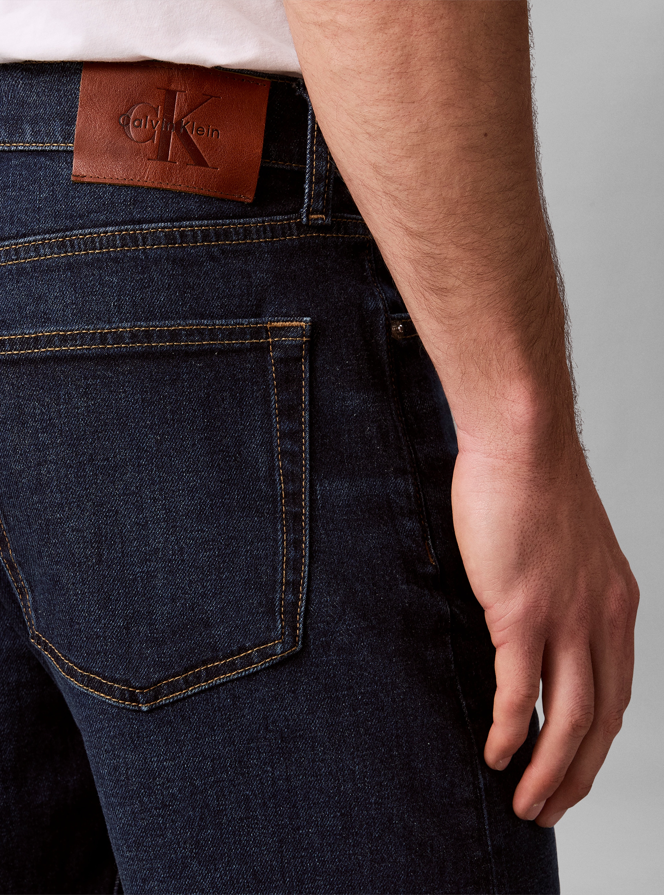Calvin Klein Jeans Tapered-fit-Jeans »CLASSIC TAPER« Regular fit mit praktischen Taschen