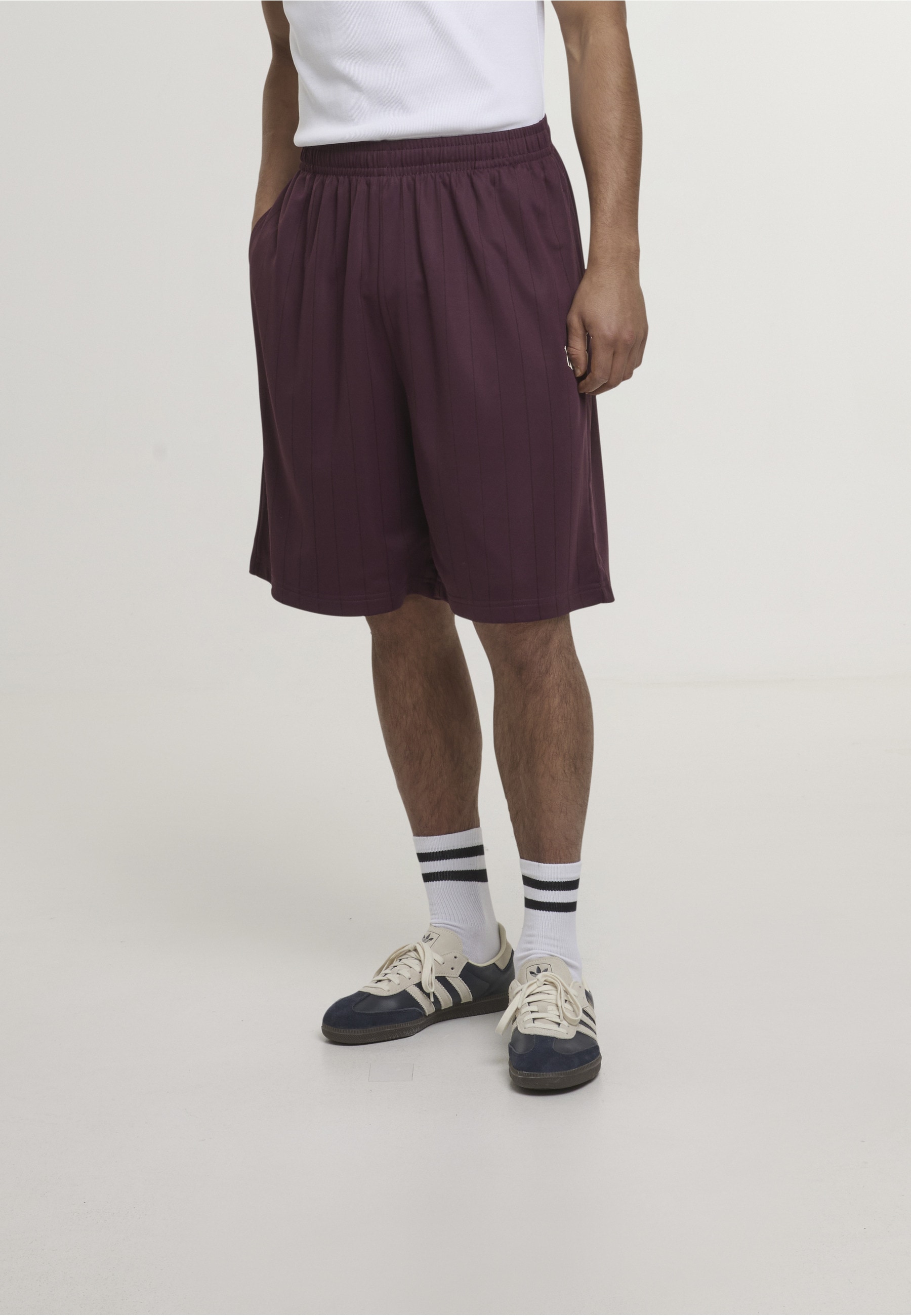 Karl Kani Sweatshorts »Karl Kani KK Insignia Shadow Pinstripe Soccer Shorts«