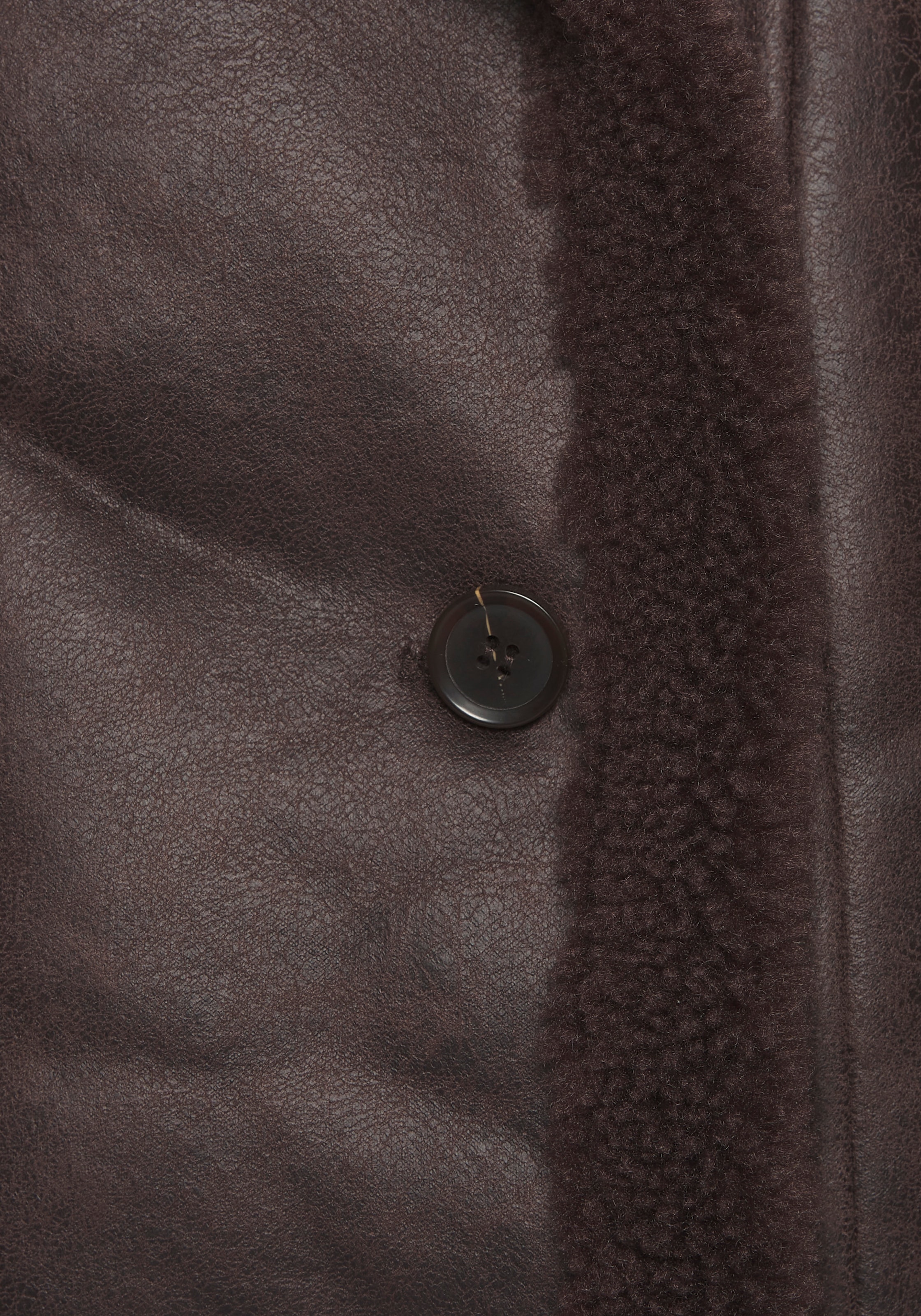 LASCANA Lederimitatjacke »mit weichem Teddyfutter und Knopfleiste« Kuschelige Übergangsjacke, Herbstjacke aus Kunstleder, Lammkunstfell