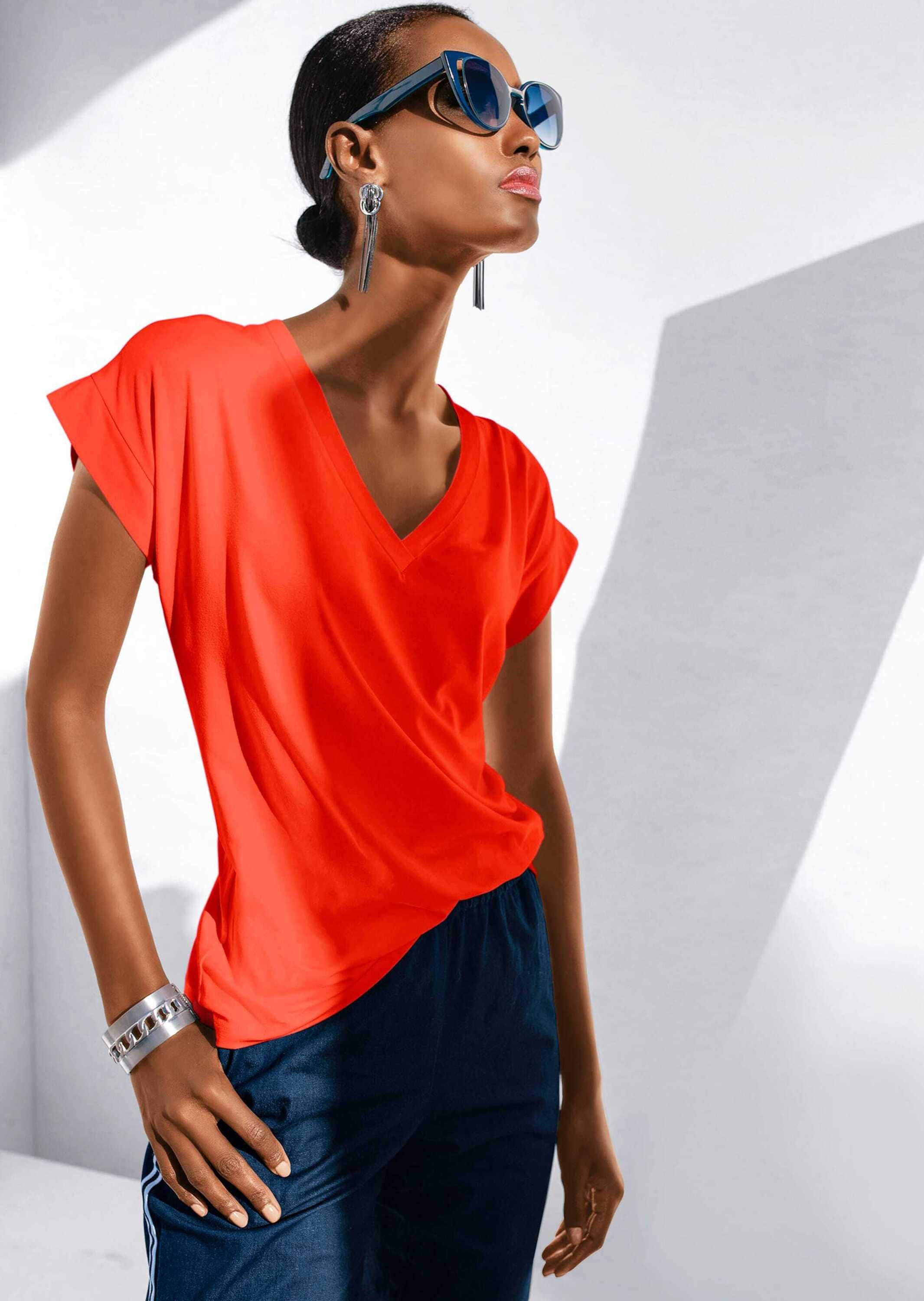 MADELEINE Kurzarmshirt »Shirt Zeitloses Blusenshirt mit V-Ausschnitt«