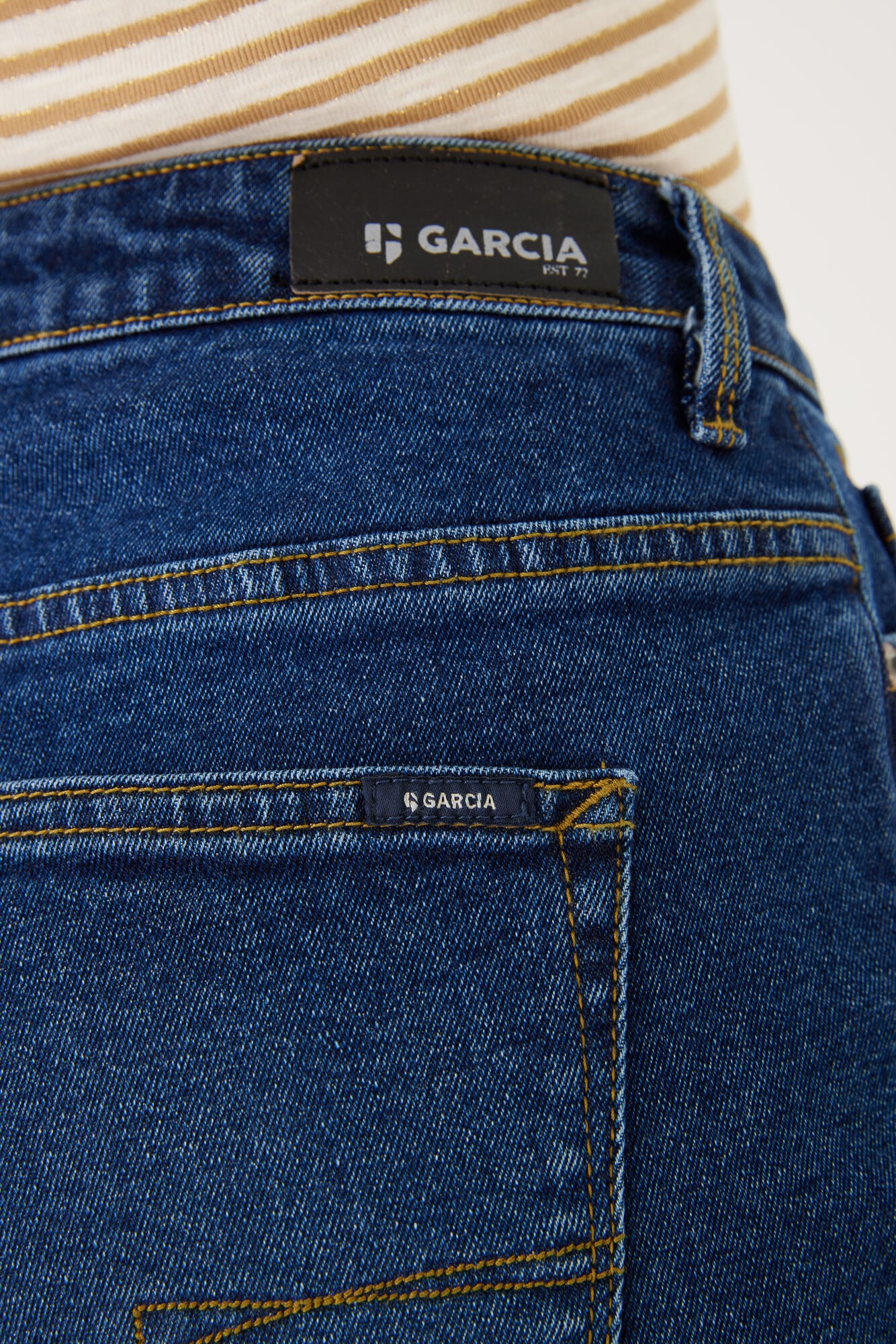 Garcia Bermudas »Celia-slim fit«, In leichtem Used-Look