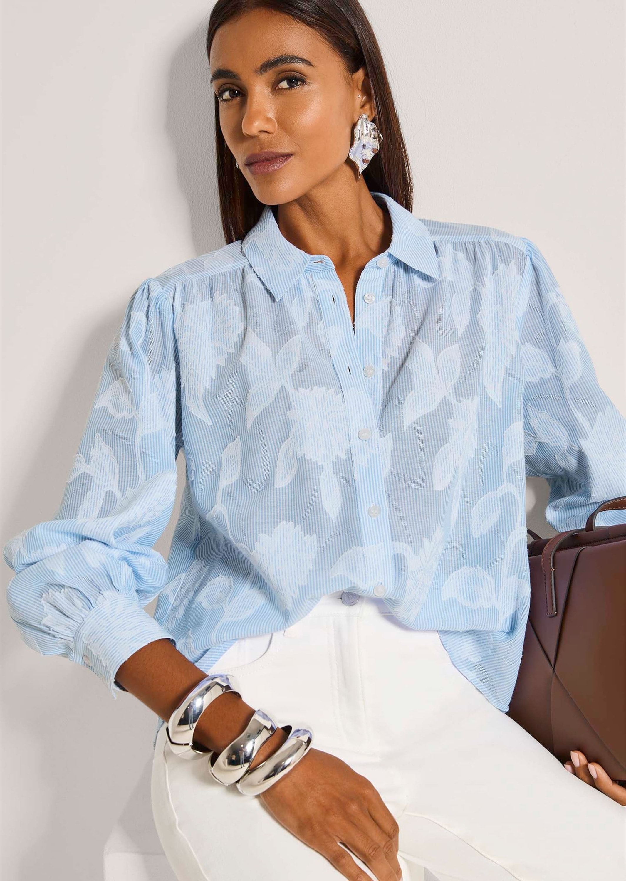 MADELEINE Hemdbluse »Hemdbluse Ausbrennerbluse mit Blütenmotiv« Hemdbluse mit raffung an Passe Verder- und Rückteil