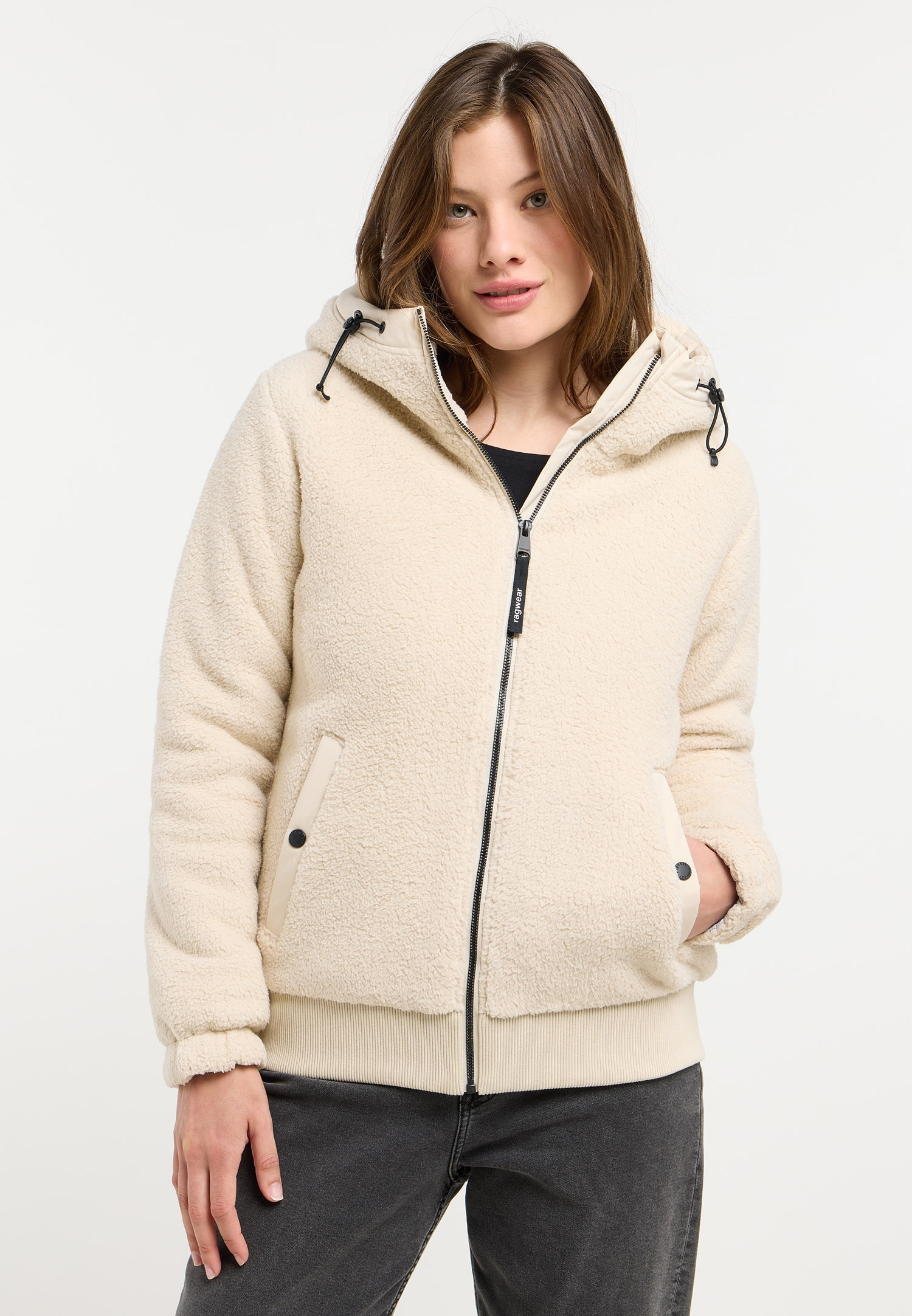 Ragwear Fleecejacke »COUSY SHORT« mit Kapuze hüftlange Länge, mit Reißverschluss, figurumspielende Passform