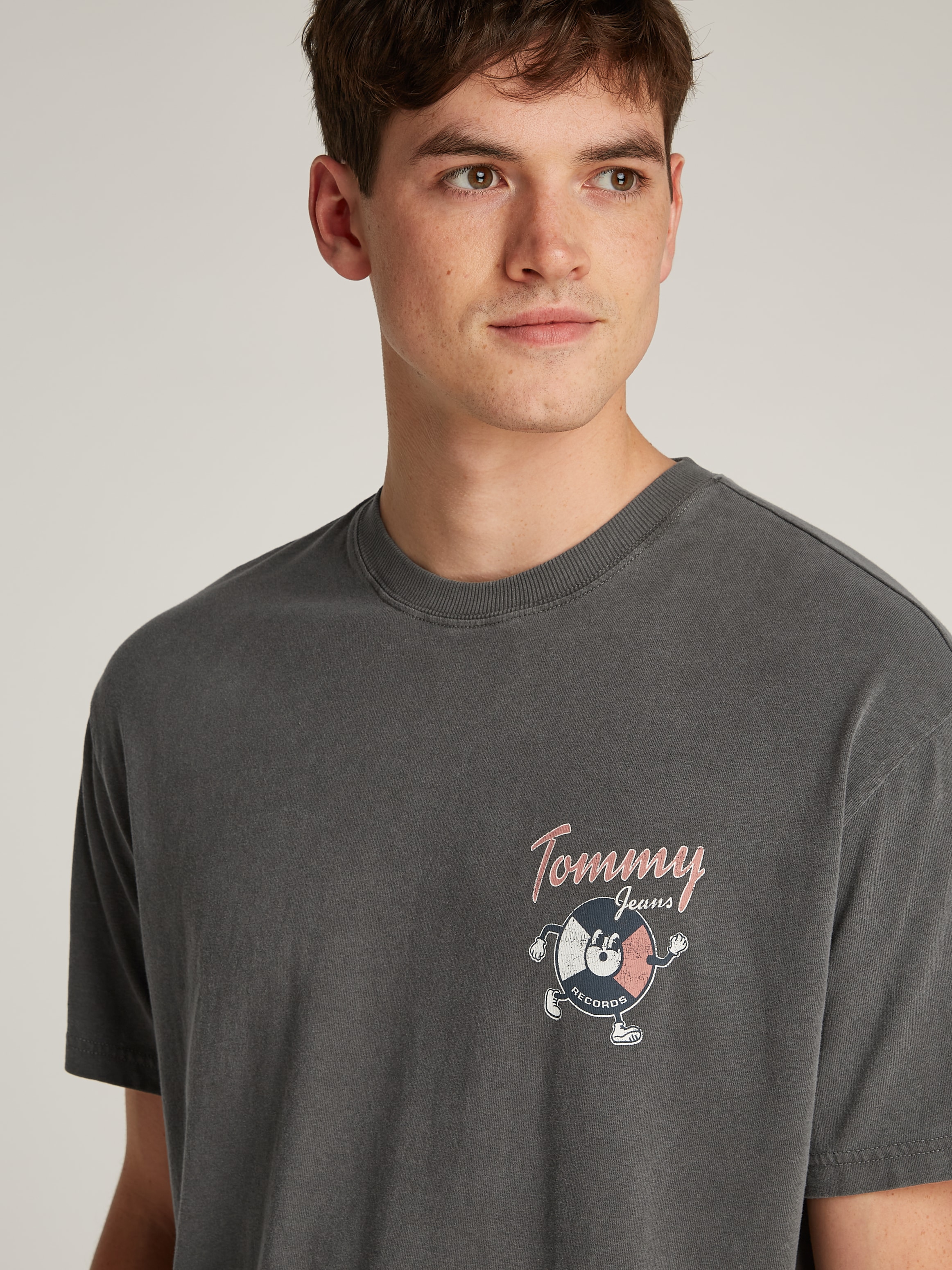 Tommy Jeans T-Shirt »TJM RLX NOVELTY 2 GMD TEE«, mit großem Logo am Rücken