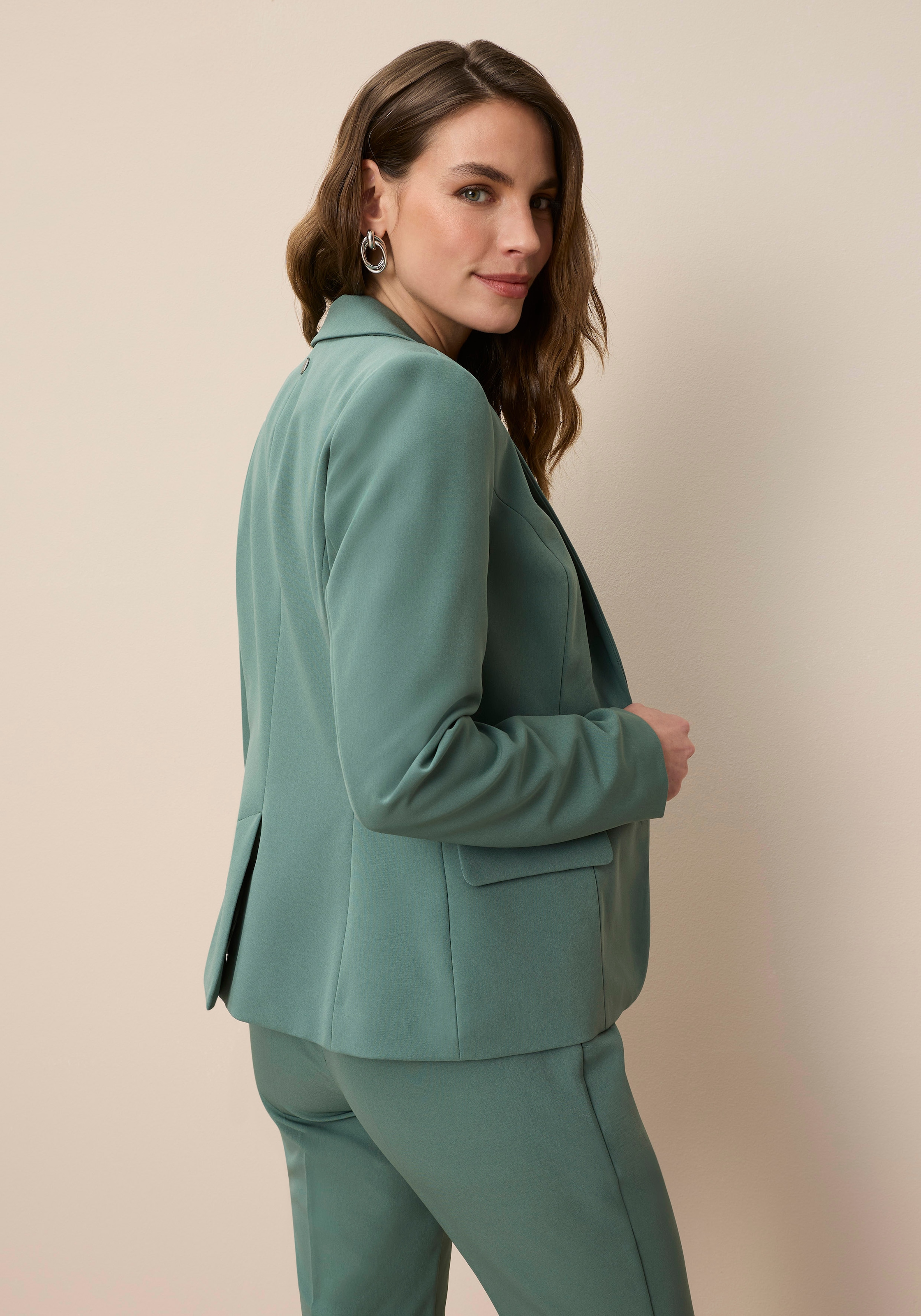 Tamaris Kurzblazer »mit figurbetonter Passform« in Trendfarben - mit passender Hose