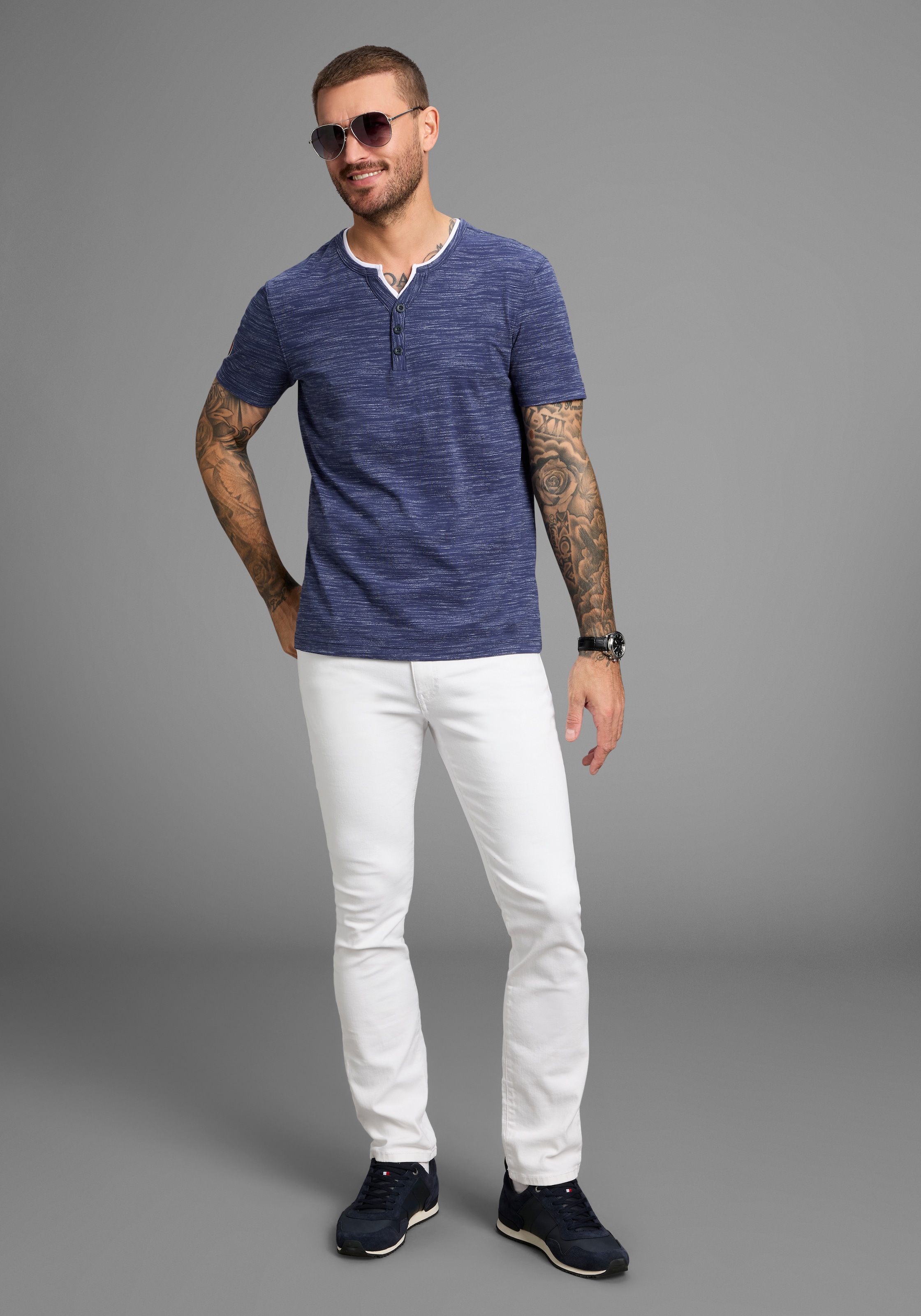 DELMAO Henleyshirt »Neue Kollektion!«, mit Badge