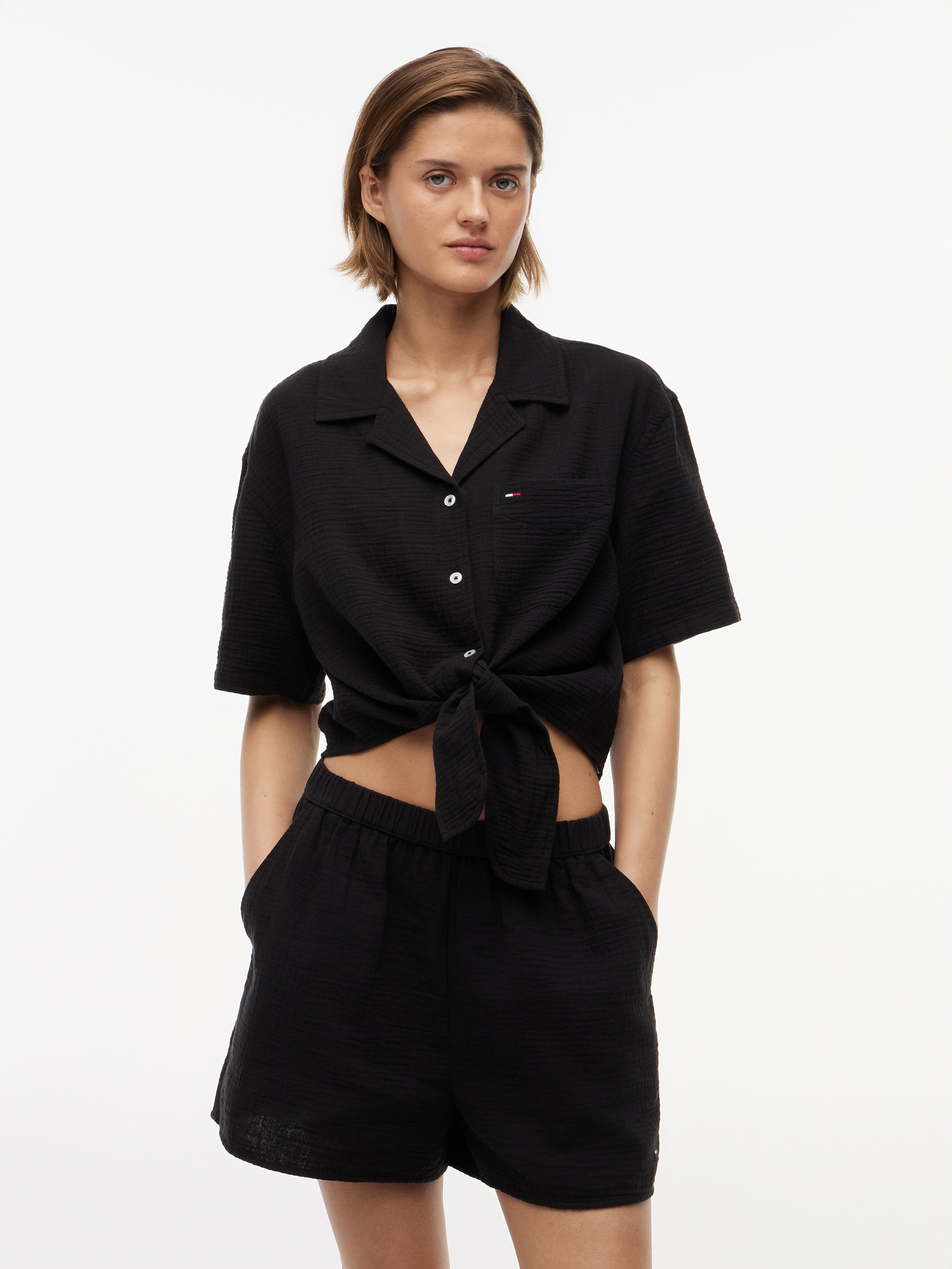 Tommy Jeans Kurzarmbluse »TJW TEXTURED TIE FRONT SS SHIRT« Baumwolle, Brusttasche, Saum zum Knoten