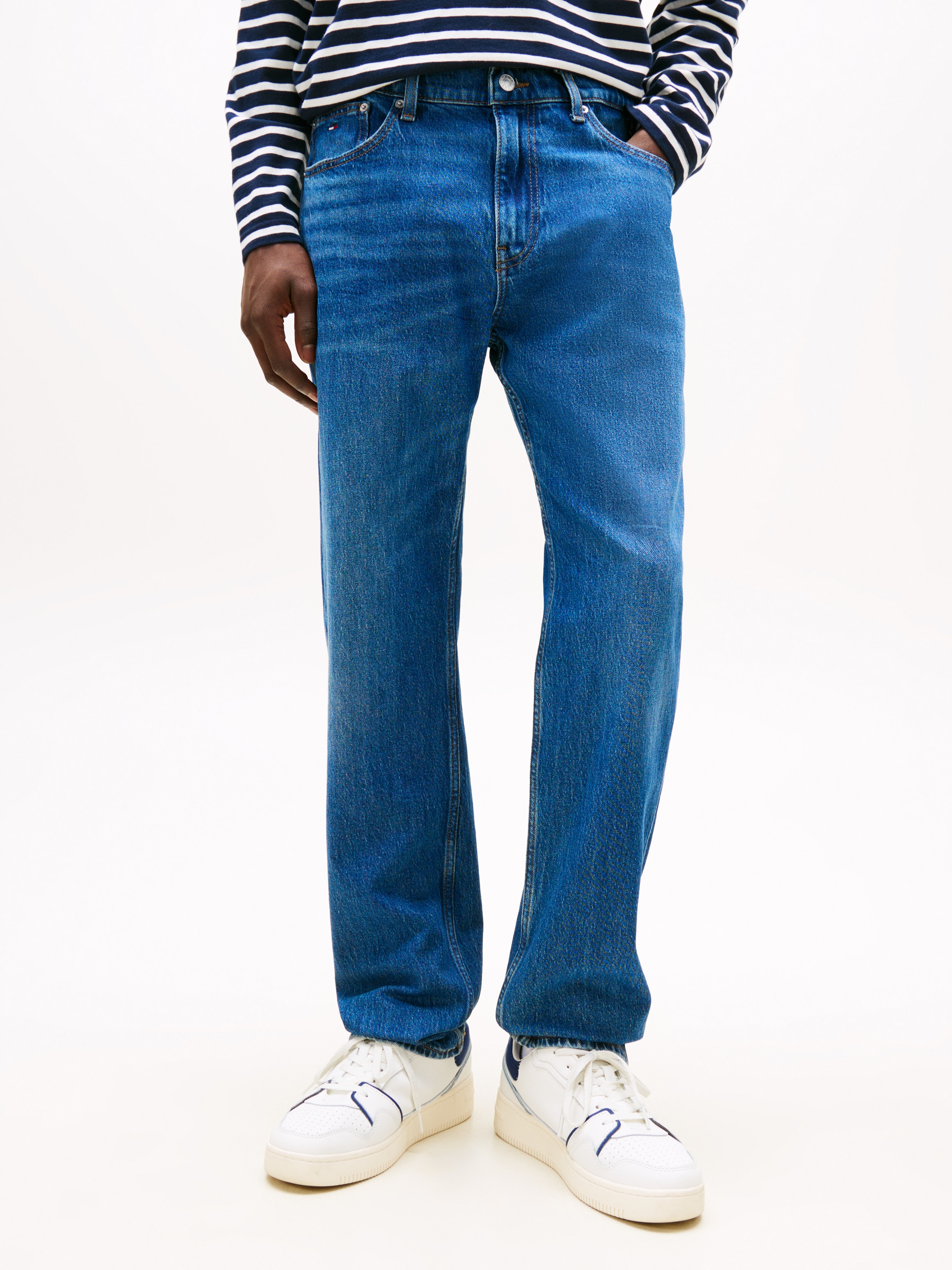 Tommy Jeans Regular-fit-Jeans »RYAN RGLR STRGHT«, mit Logoprägung
