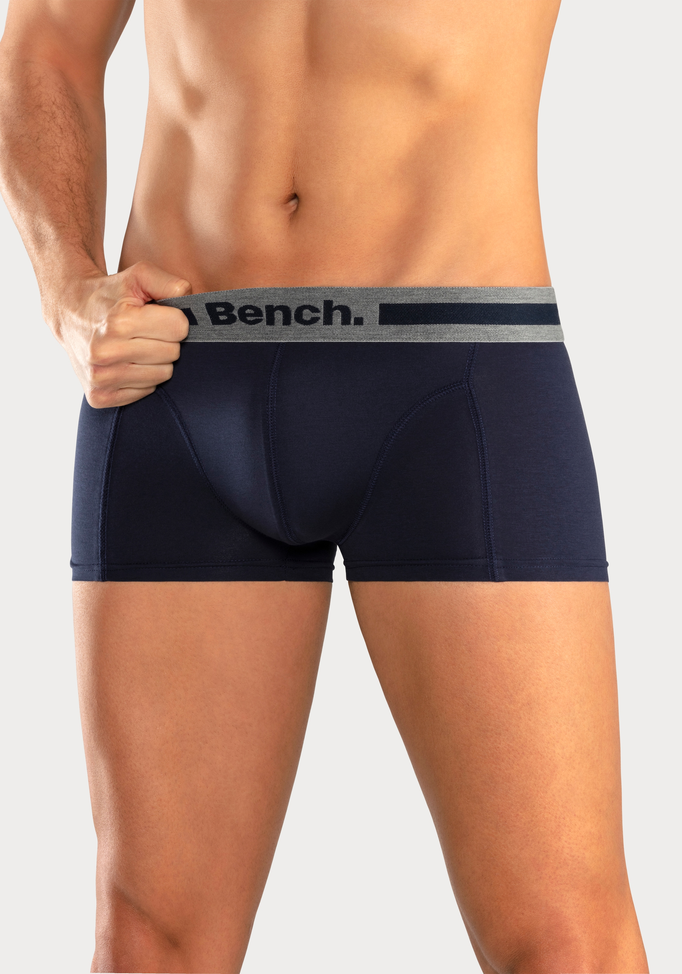 Bench. Boxershorts, (Packung, 4 St.), in Hipster-Form mit Overlock-Nähten vorn