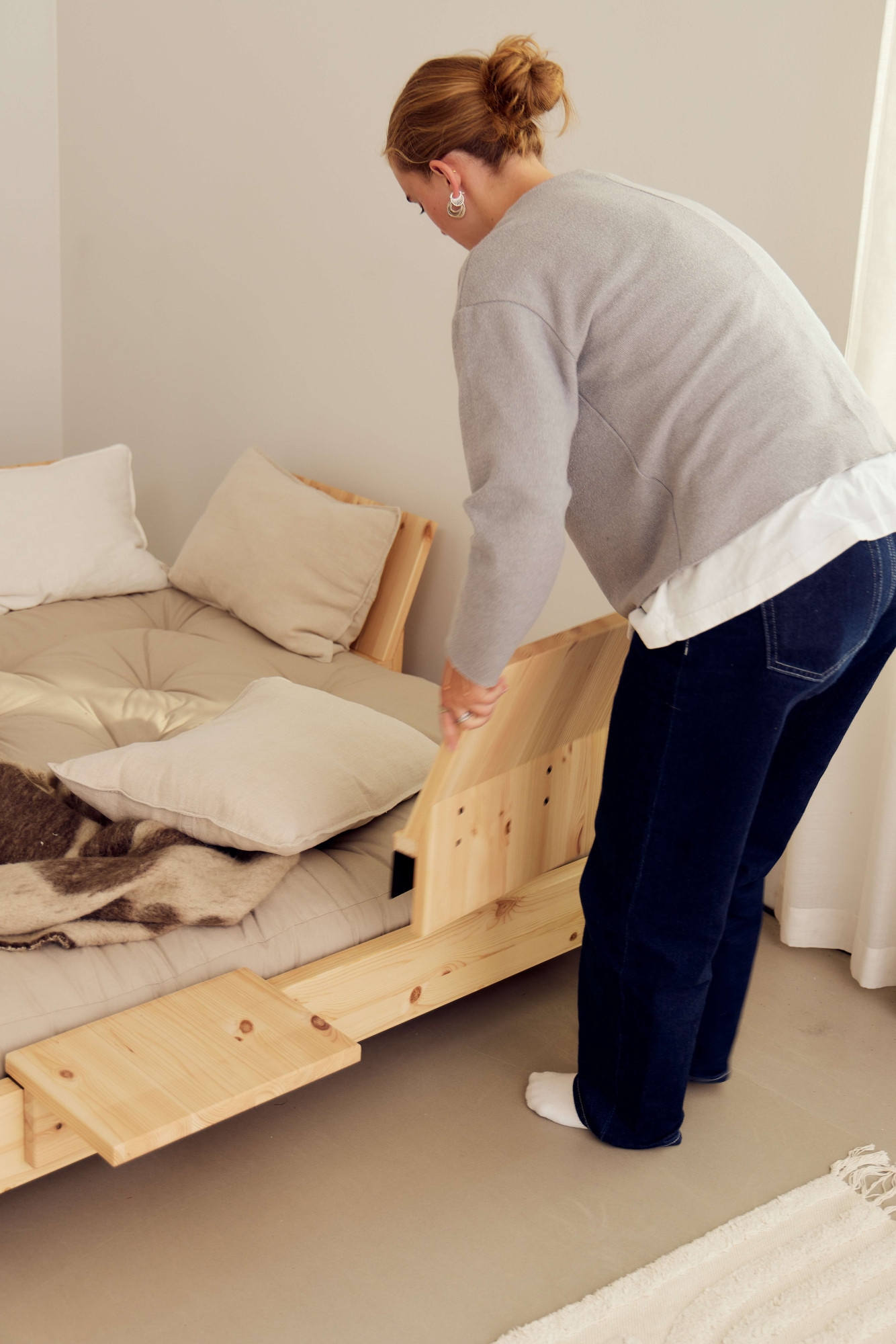 Karup Design Bett »Social Sofa Bed, mit verstellbarem Zubehör, inkl Matratze & Lattenrost«, Bett wahlweise mit 2 oder 4 Rückenlehnen und 2 Ablagen. Mit Matratze