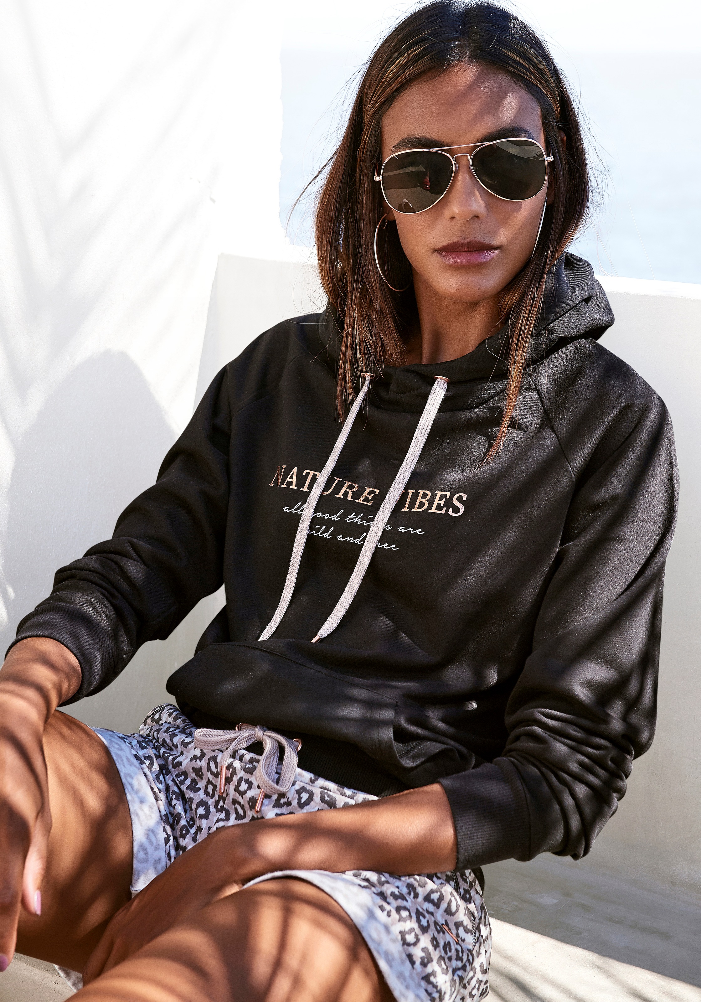 Thumbnail - LASCANA Hoodie, mit Kängurutasche, Loungewear