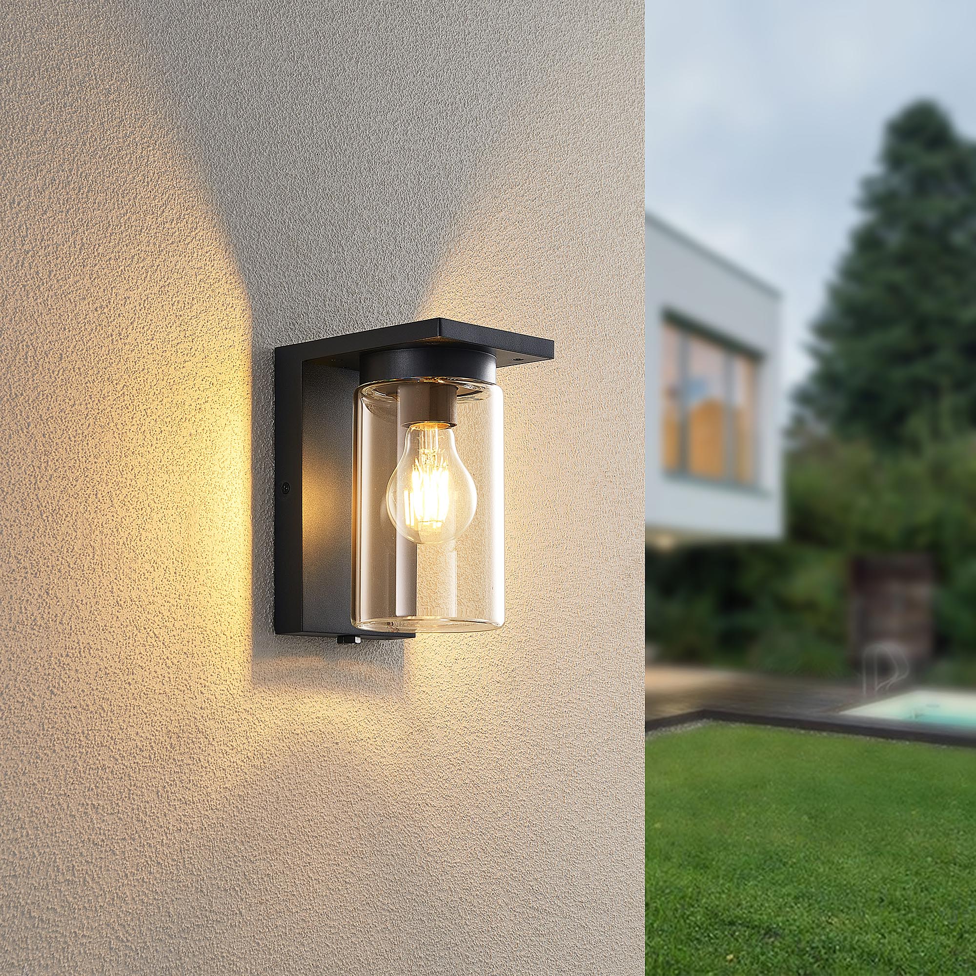 TRIO Leuchten Außen-Wandleuchte "ARDILA, Outdoor Fassadenleuchte mit Glasschirm, Dämmerungssensor" E27 1 Stk. warmweiß - kaltweiß exkl 1x E27 max 40W, IP44, Wandlampe für Hauswand Garten Terrasse
