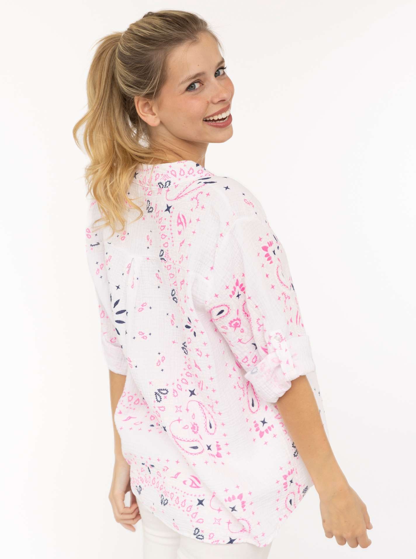 Zwillingsherz Kurzarmbluse »"Paisley Dreams"« Musselin, Paisley Muster, umgeschlagene Ärmel, V-Neck mit Knopfleiste