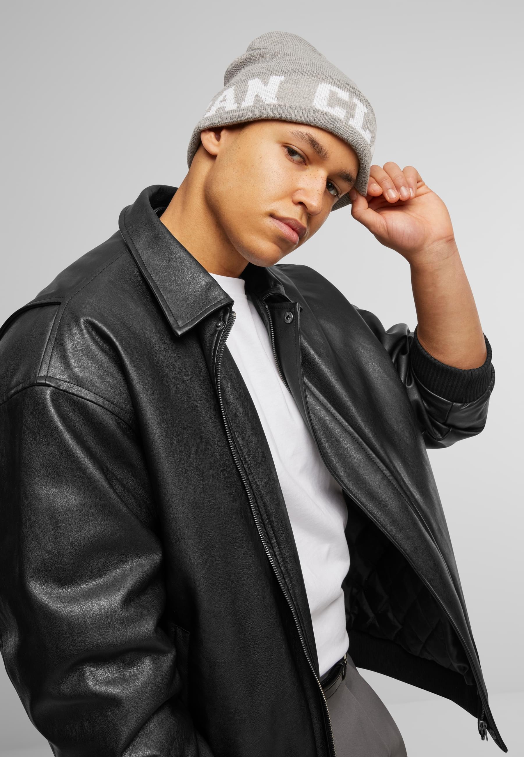 URBAN CLASSICS Beanie »Urban Classics Unisex Logo Jaquard Beanie«, (1 St.)