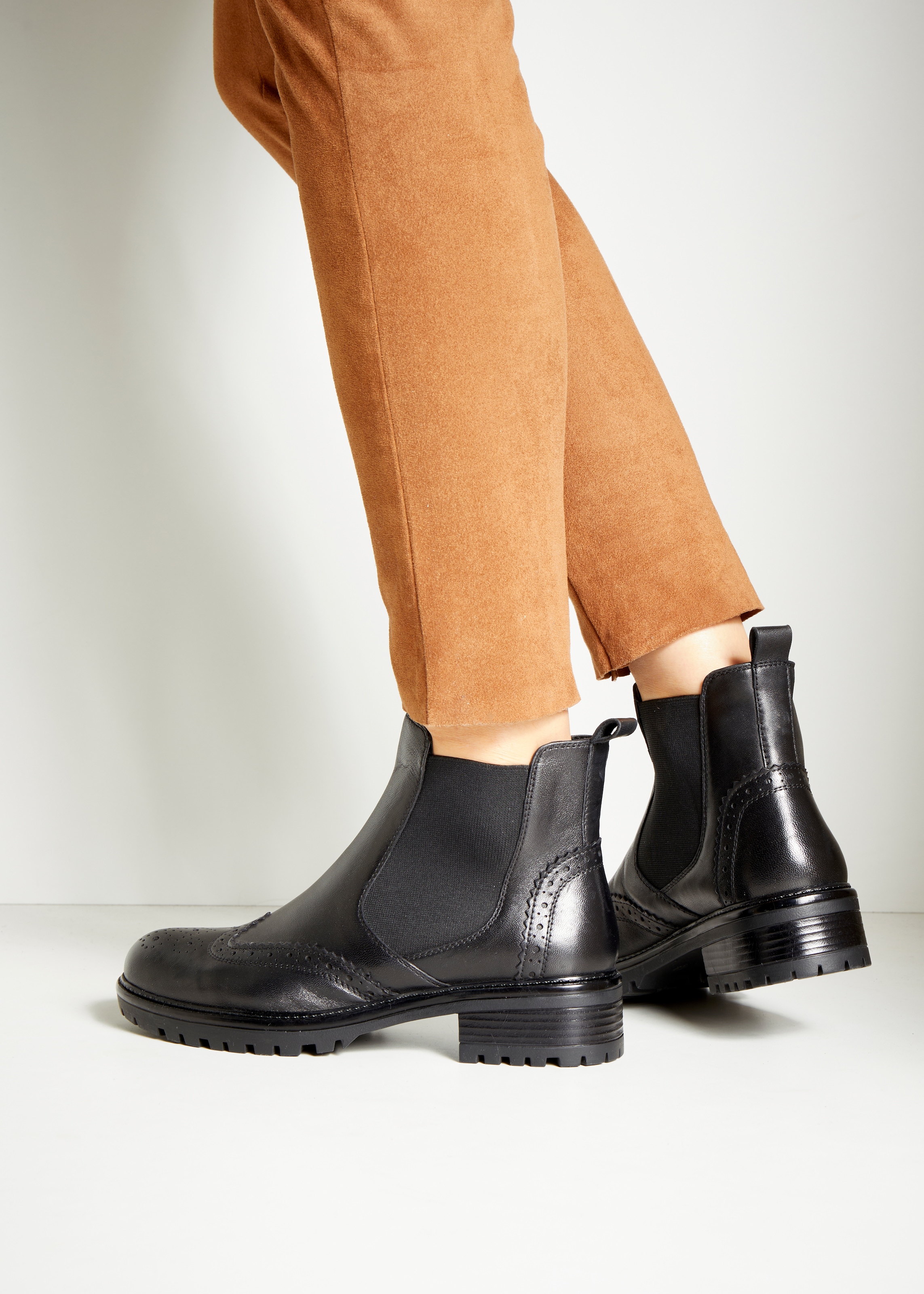 LASCANA Stiefelette »Chelseaboots, Schlupfstiefel«, Stiefel, Boots mit Lederanteil und Stretch Einsatz