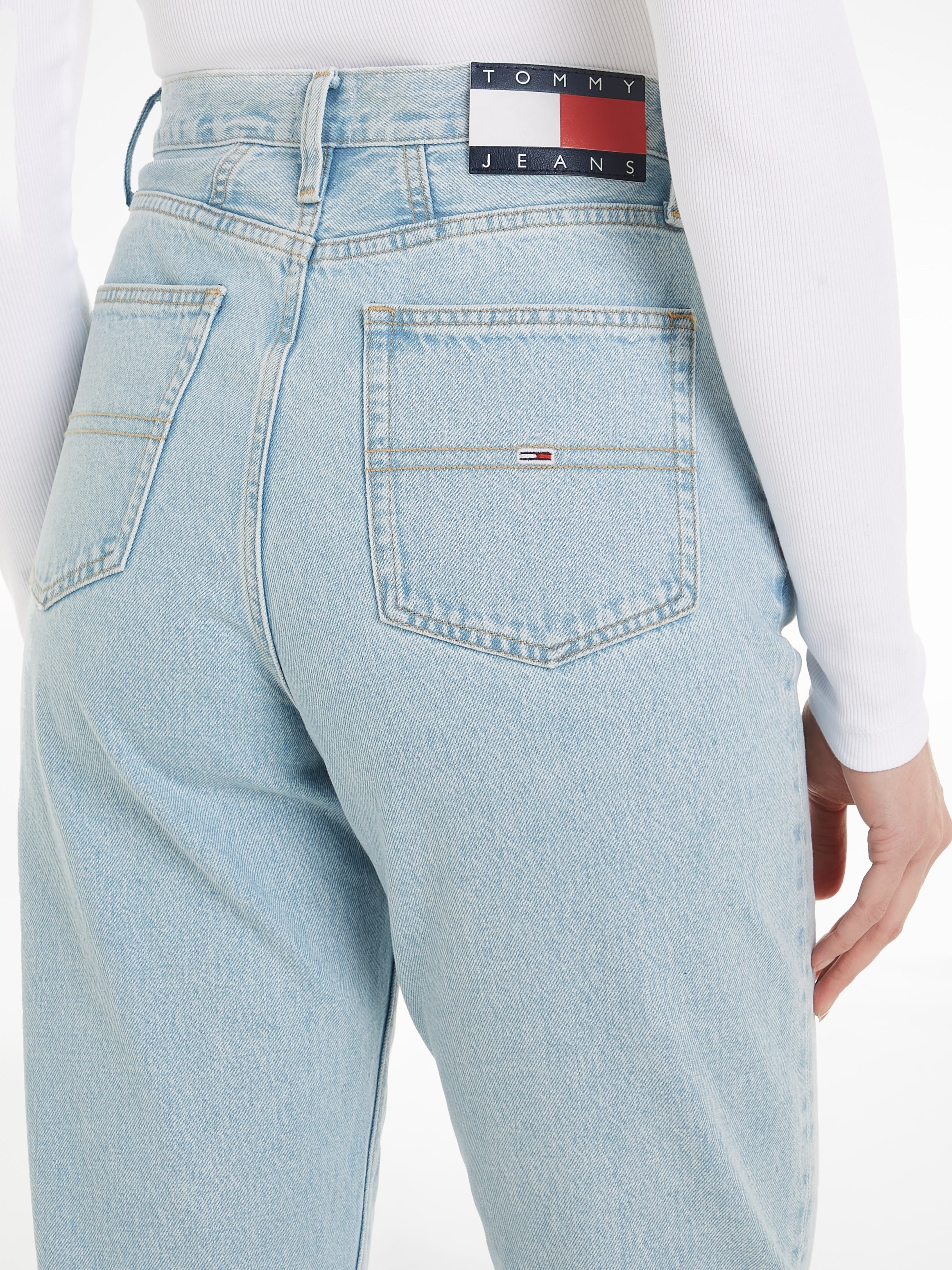 Tommy Jeans Mom-Jeans »MOM JEAN UH TPR DG«, mit Logopatch