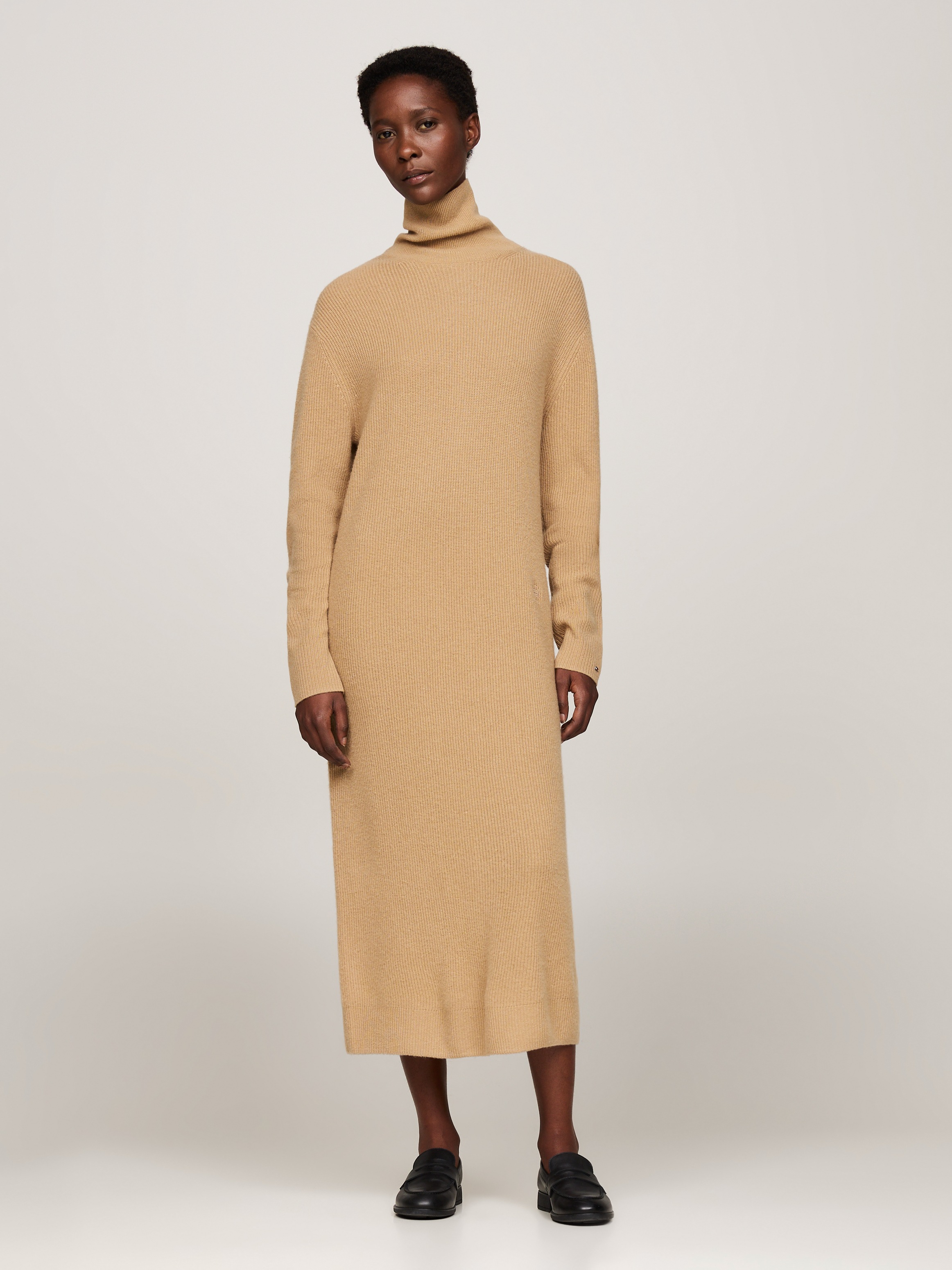 Tommy Hilfiger Strickkleid »WOOL CASH ROLL-NK LONG DRESS« mit Logostickerei, in Rippoptik