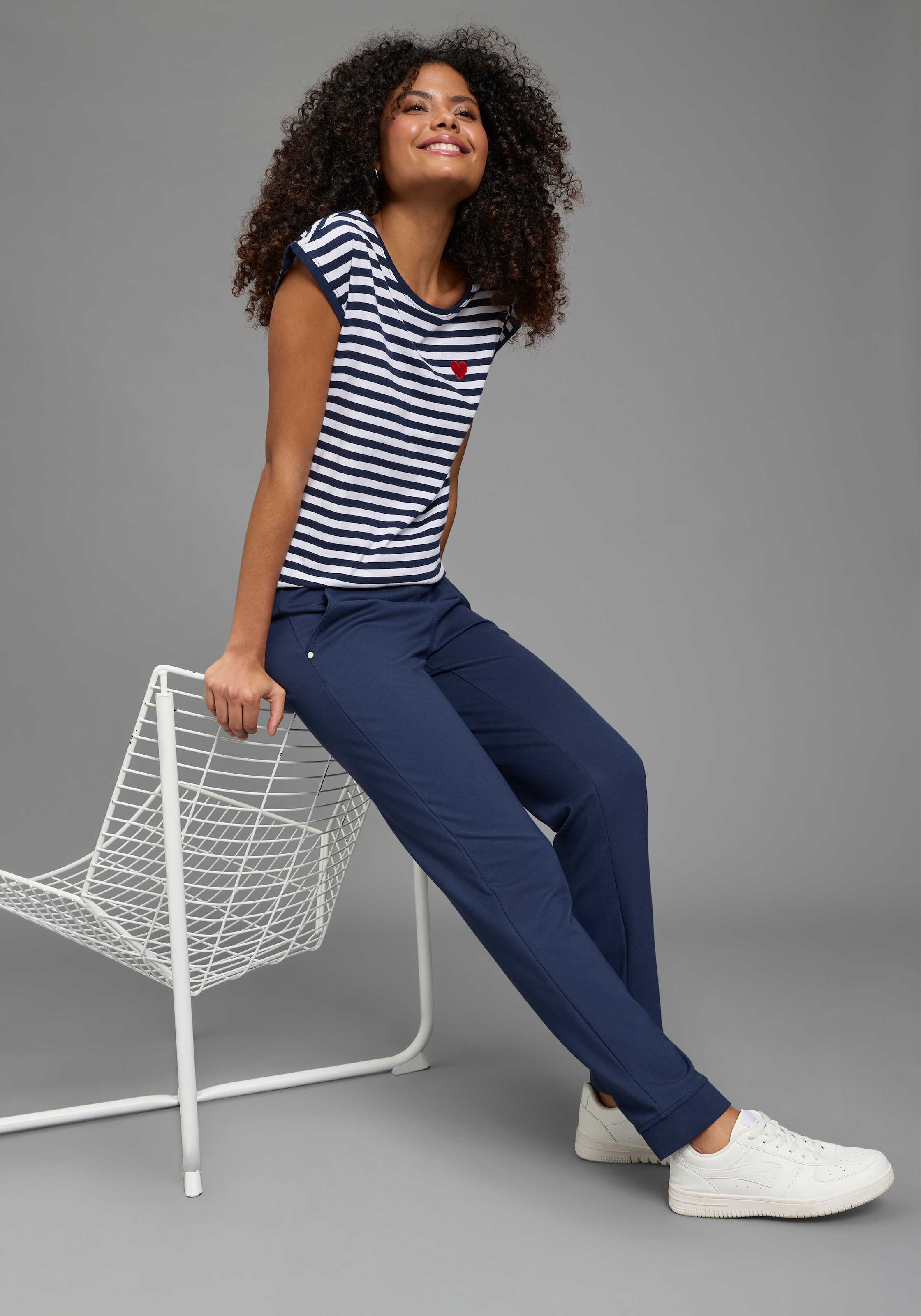 AJC Rundhalsshirt 2er-Pack,  figurumspielende Passform, Rundhalsausschnitt mit Blende