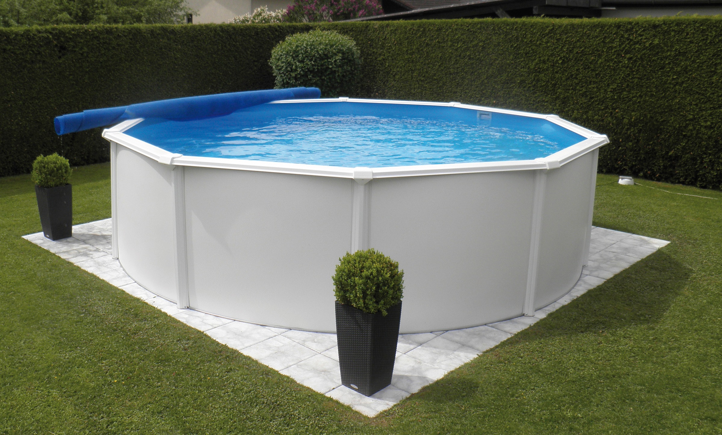 KWAD Rundpool »Supreme weiß inkl. Sicherheitsleiter und umfangreichem Zubehör«, (Set, 10 tlg.), 10-tlg., Höhe: 132 cm, inkl. Wasserpflegeset, blaue Innenfolie