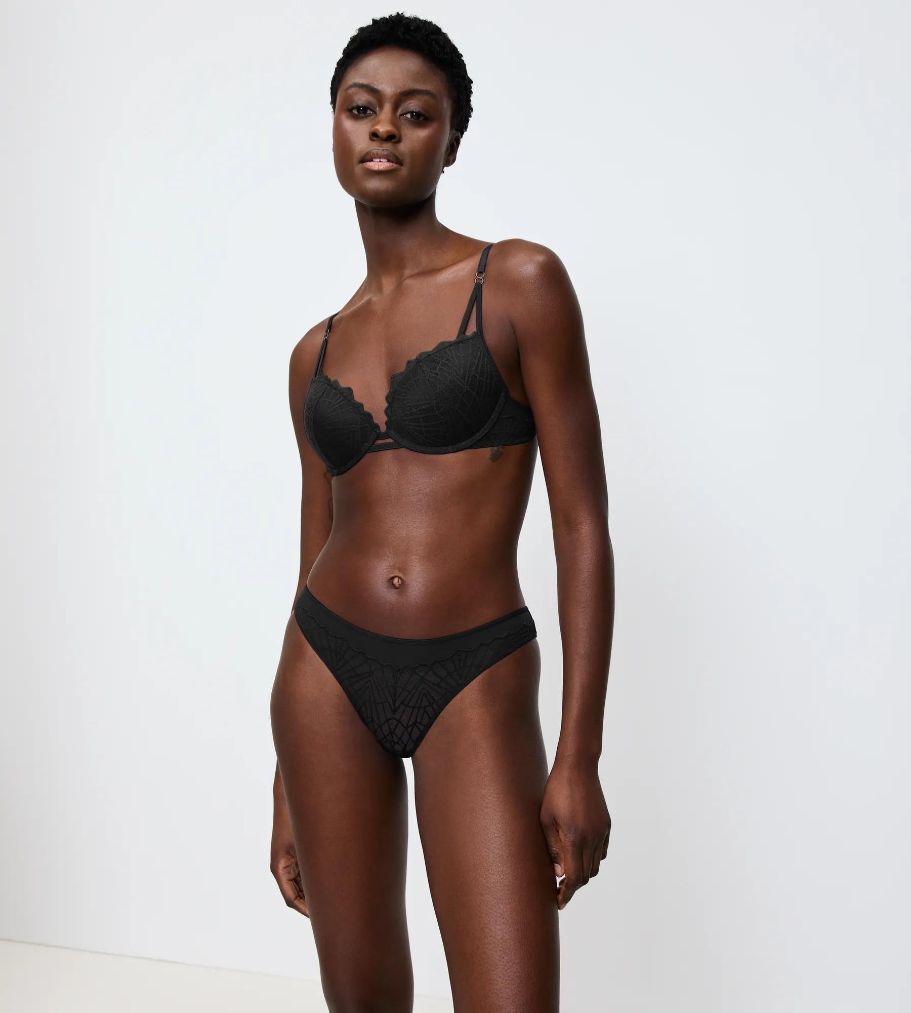 Triumph Brasilslip »That Night in Vegas« aus Spitze und Mesh, elastisch, figurbetont, elegant