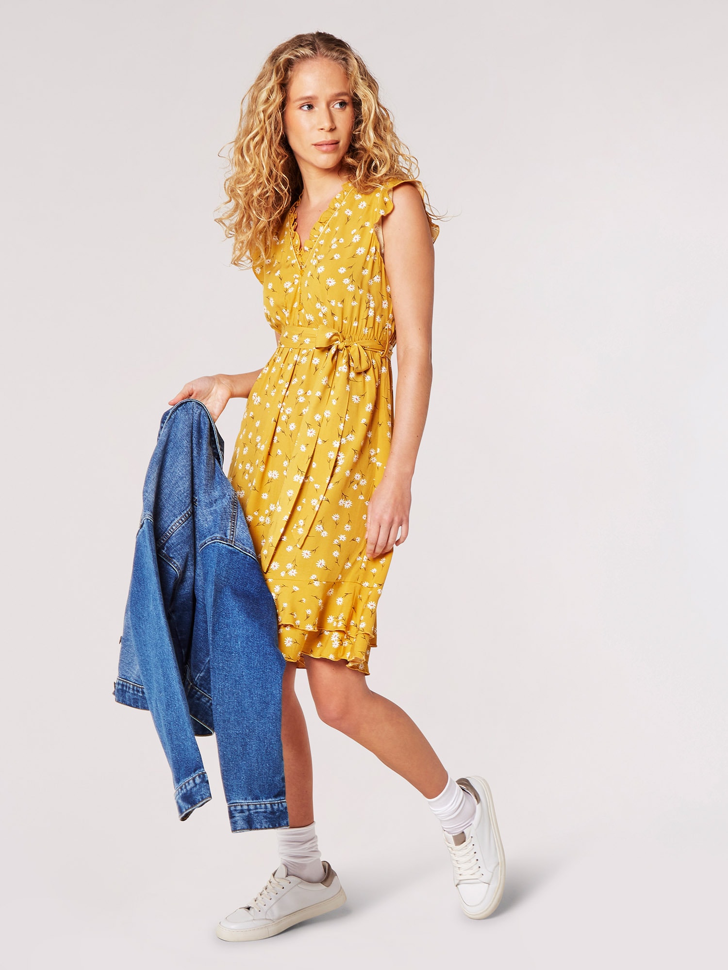 Apricot Minikleid »Geblümtes Kleid« mit Taillenband, 2 tlg. mit Rüschen und Gänseblümchen