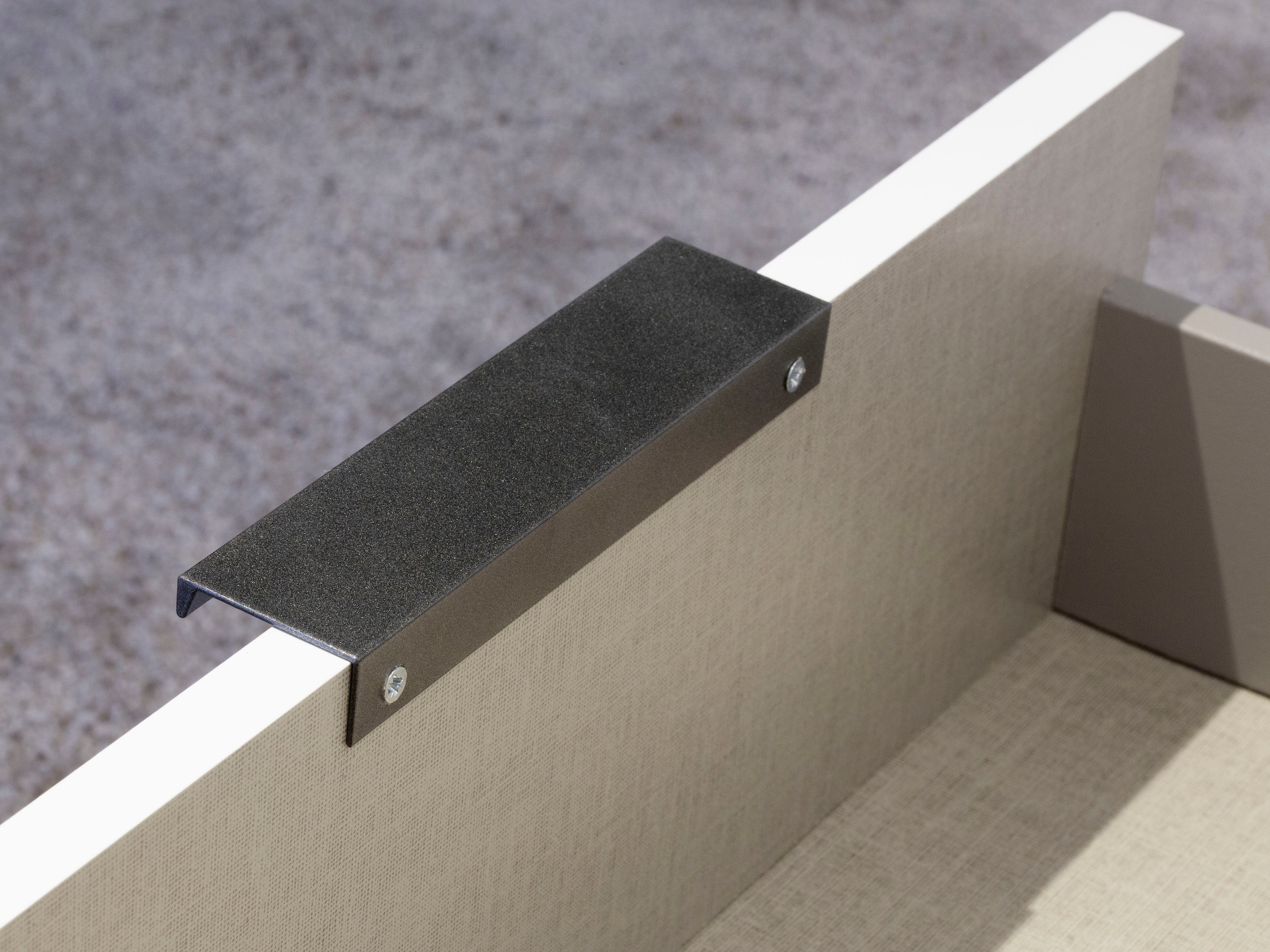 rauch Drehtürenschrank »Kleiderschrank Schrank Garderobe Wäscheschrank NAGATA viel Stauraum«, (in 3 verschiedenen Ausstattungen BASIC/CLASSIC/PREMIUM), mit Schubladen sowie Stangengriffen TOPSELLER MADE IN GERMANY