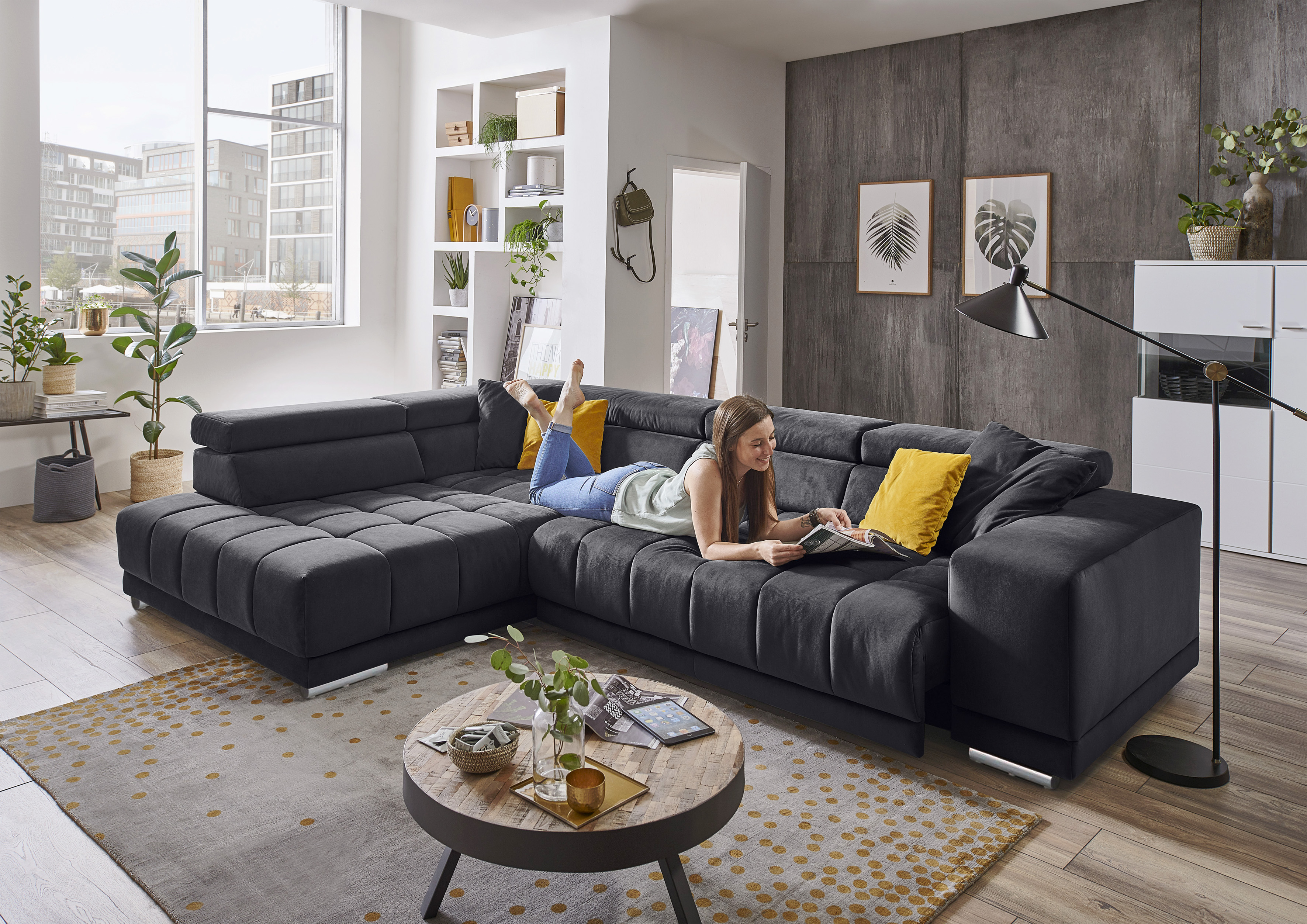 Die PlanBar Ecksofa "MP-IN15053 L-Form breiter Schenkel" wahlweise mit Kopfteilverstellung und manueller Vorziehbank