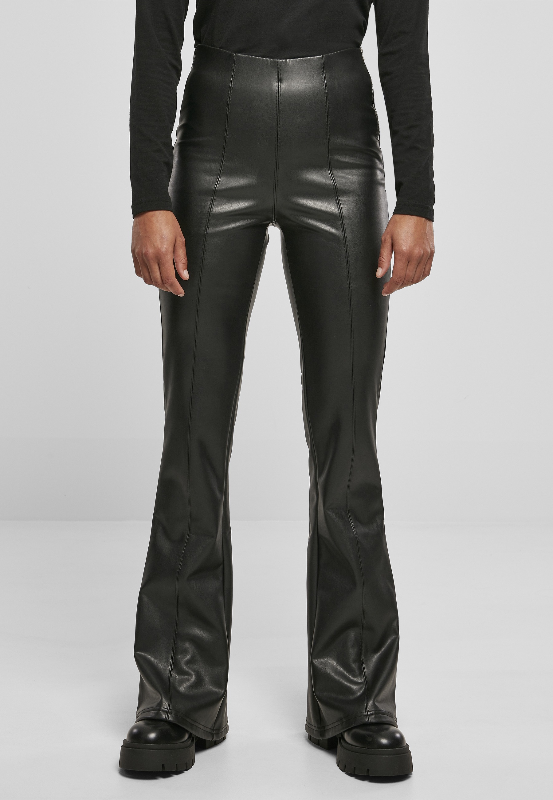 URBAN CLASSICS Stoffhose »Urban Classics Damen Ladies Synthetic Leather Flared Pants«