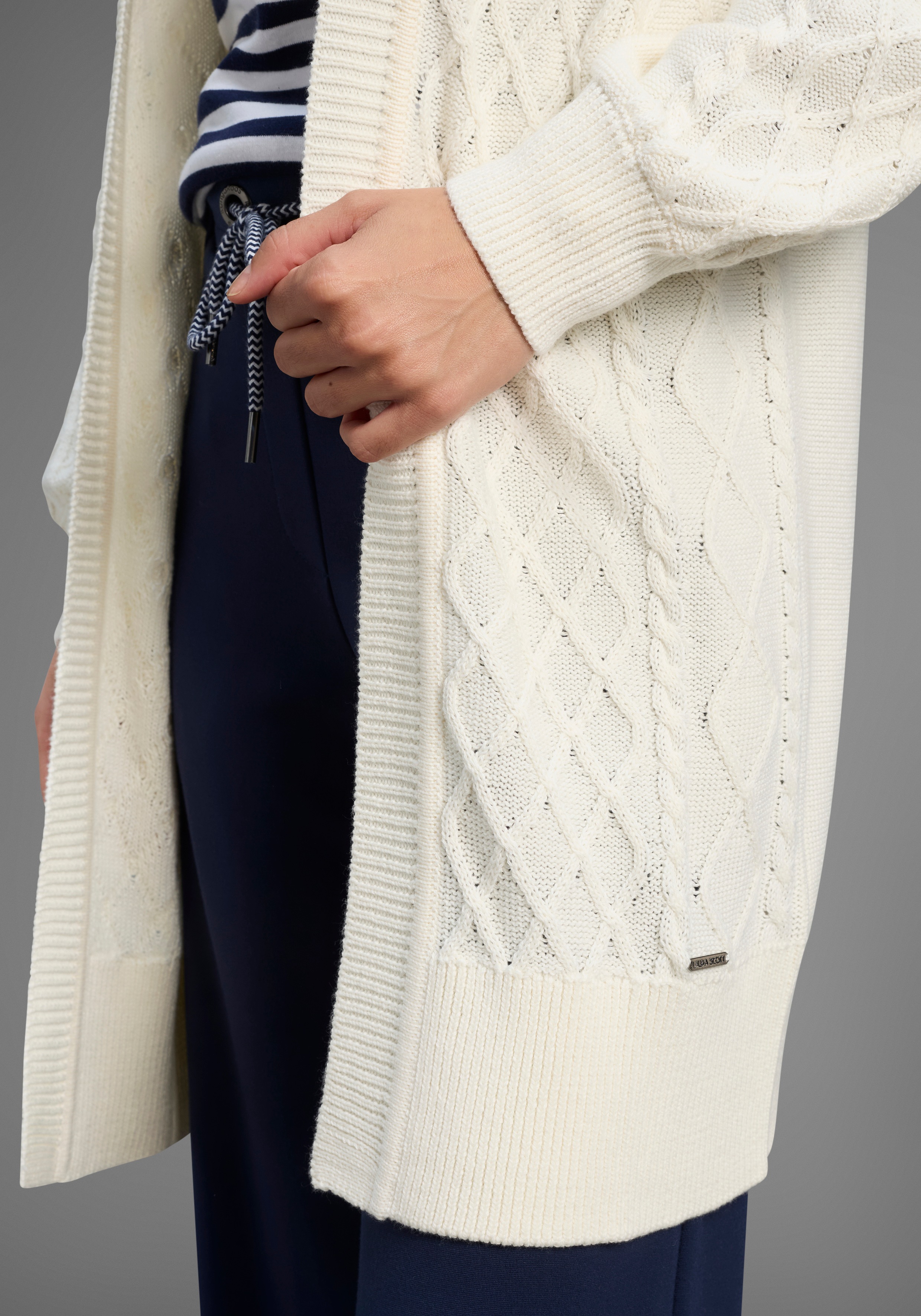 Thumbnail - Laura Scott Longstrickjacke mit Kapuze in lässigem Zopfstrick Design - NEUE KOLLEKTION