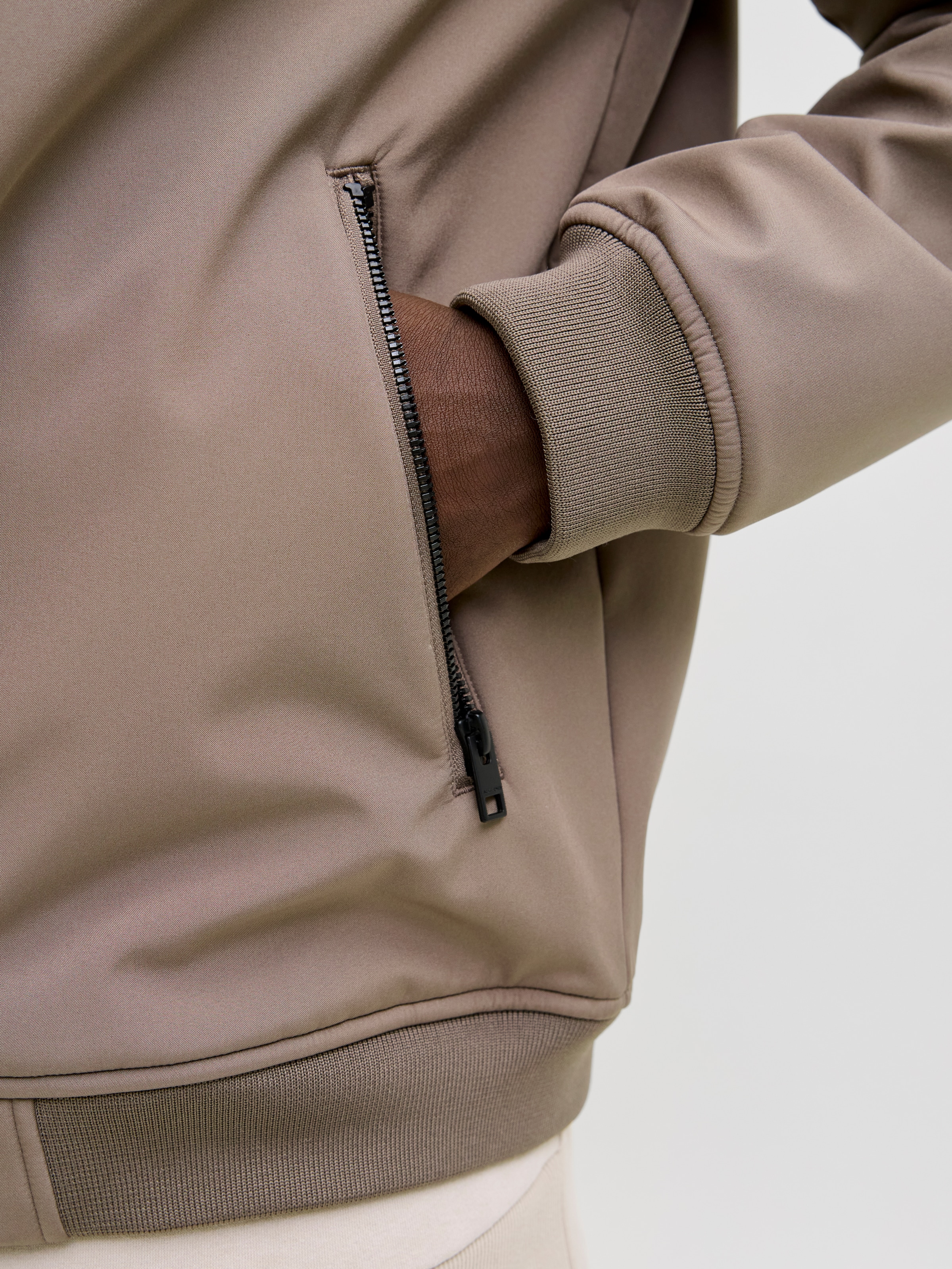 Jack & Jones Softshelljacke »JJEBASIC mit wasserabweisender Funktion« mit Kapuze mit Kordelzug