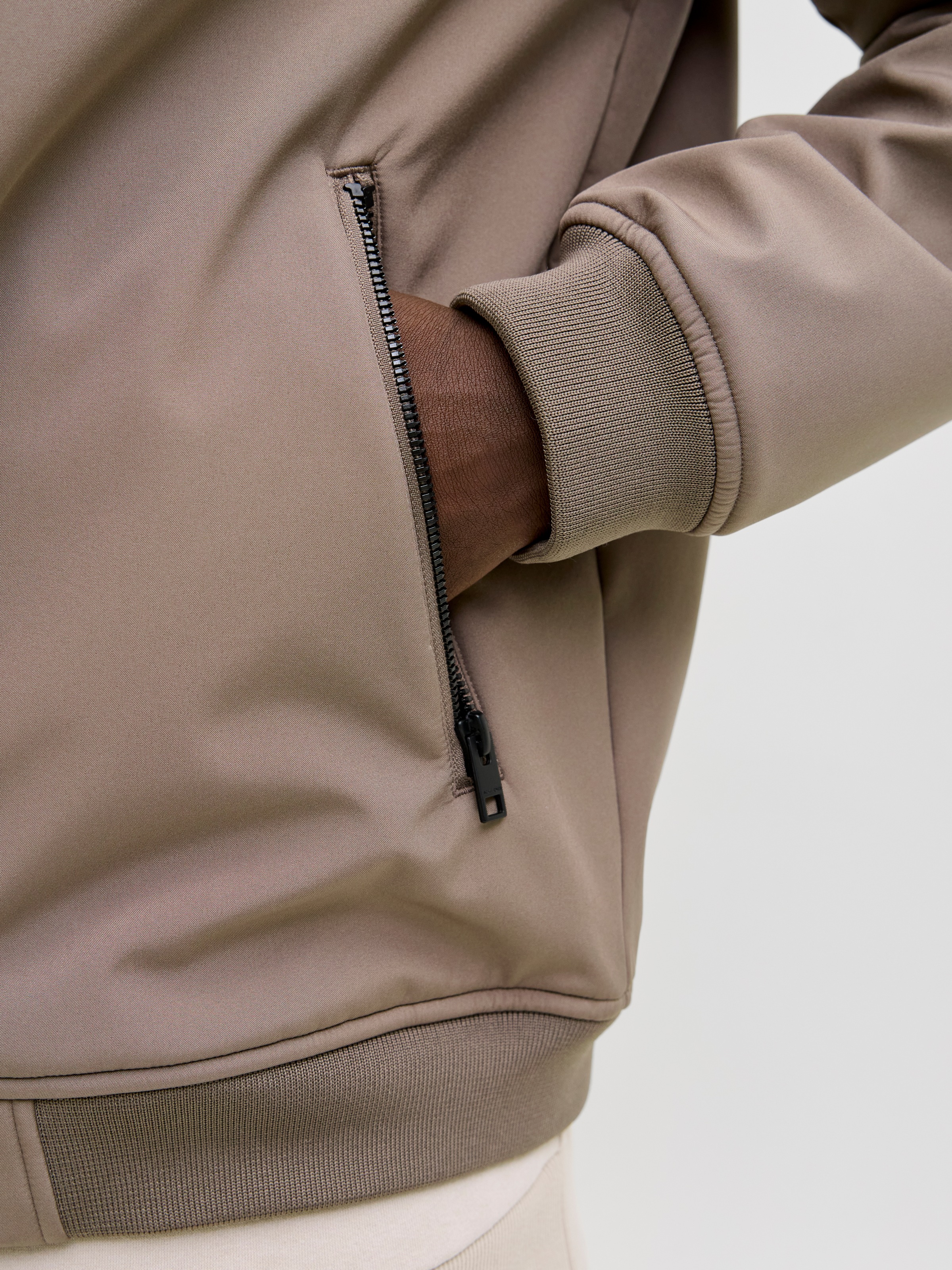 Thumbnail - Jack & Jones Softshelljacke "JJEBASIC mit wasserabweisender Funktion" mit Kapuze mit Kordelzug