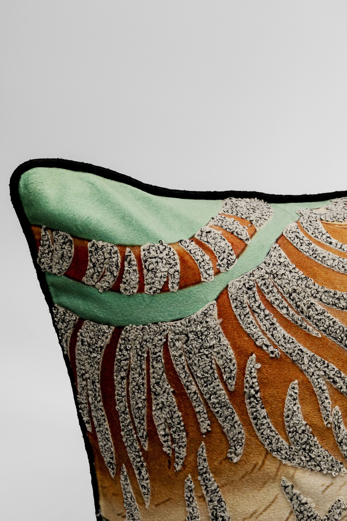 Kare Design Dekokissen »Tiger Love, Kissenhülle mit Füllung, 45x45 cm« stützt Kopf und Nacken angenehm und sorgt für erholsamen Schlaf