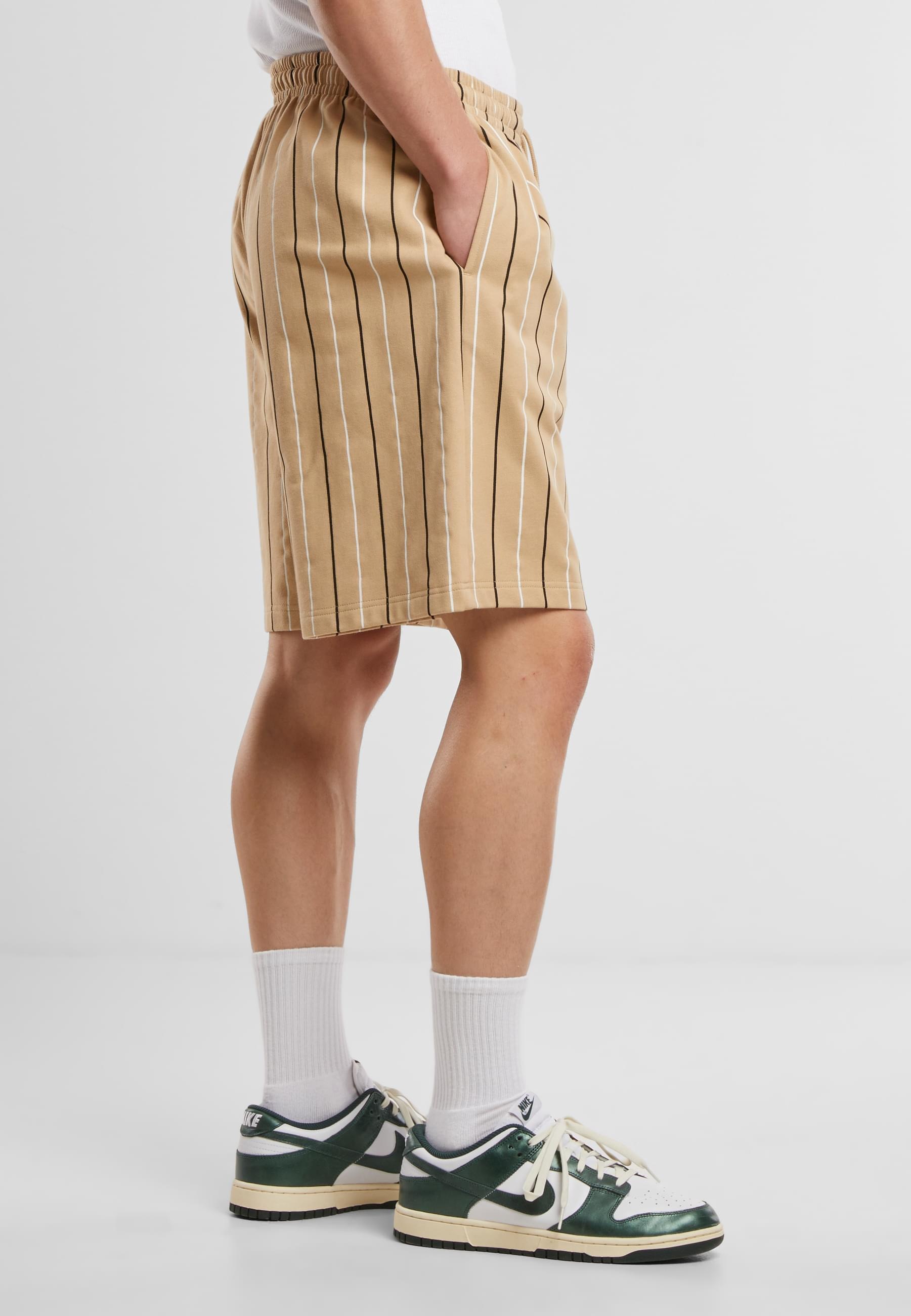 URBAN CLASSICS Sweatshorts »Urban Classics Printed Pinstripe Shorts«, (1 tlg.)