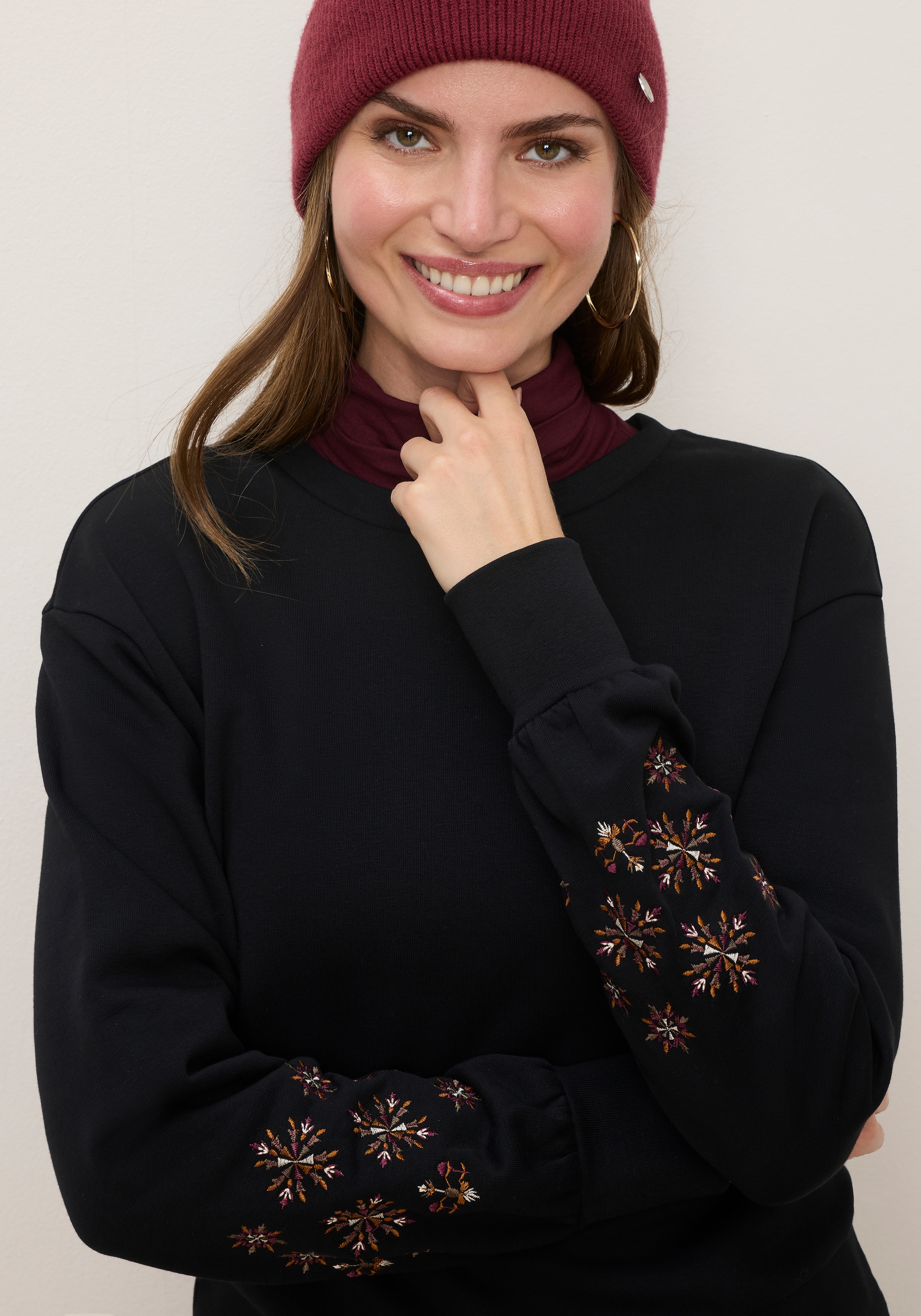 Tamaris Sweater »mit Blumen-Stickerei«, aus elastischer Baumwollqualität
