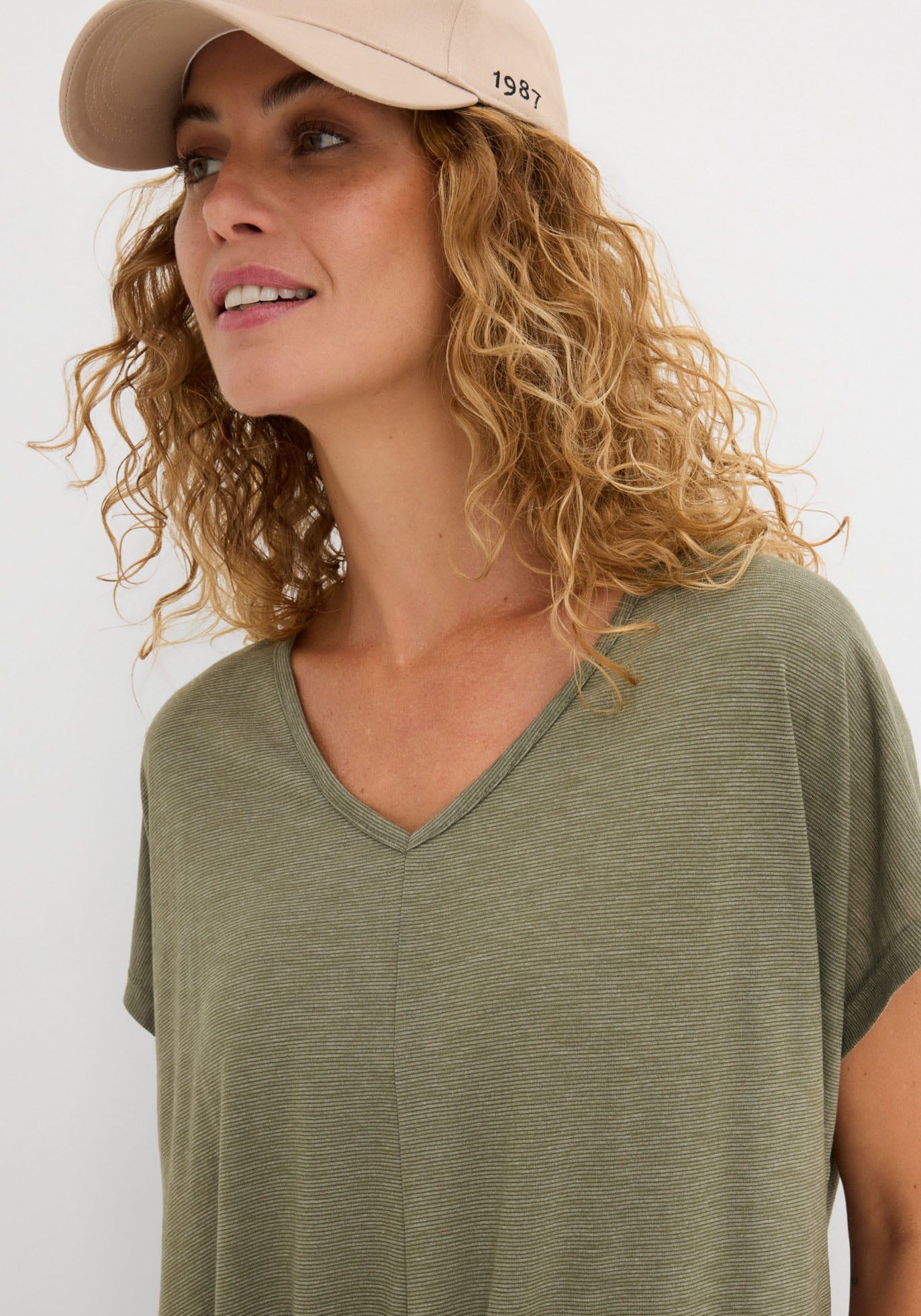 bonprix T-Shirt »Shirt aus Viskose-Mix« bequeme Passform, mit Fledermausärmeln, mit V-Ausschnitt