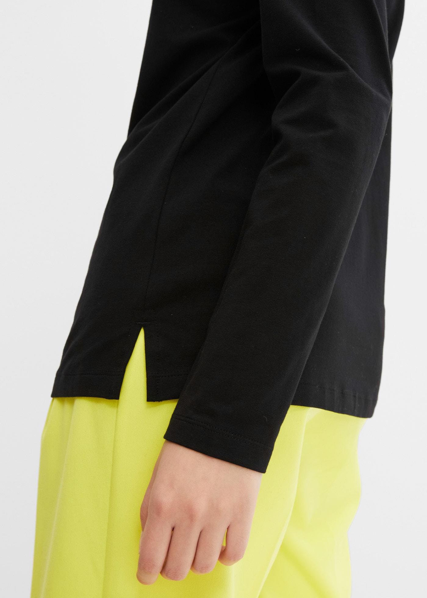 bonprix Langarmshirt bequeme Passform, Langarm-Design, mit Ösen-Details