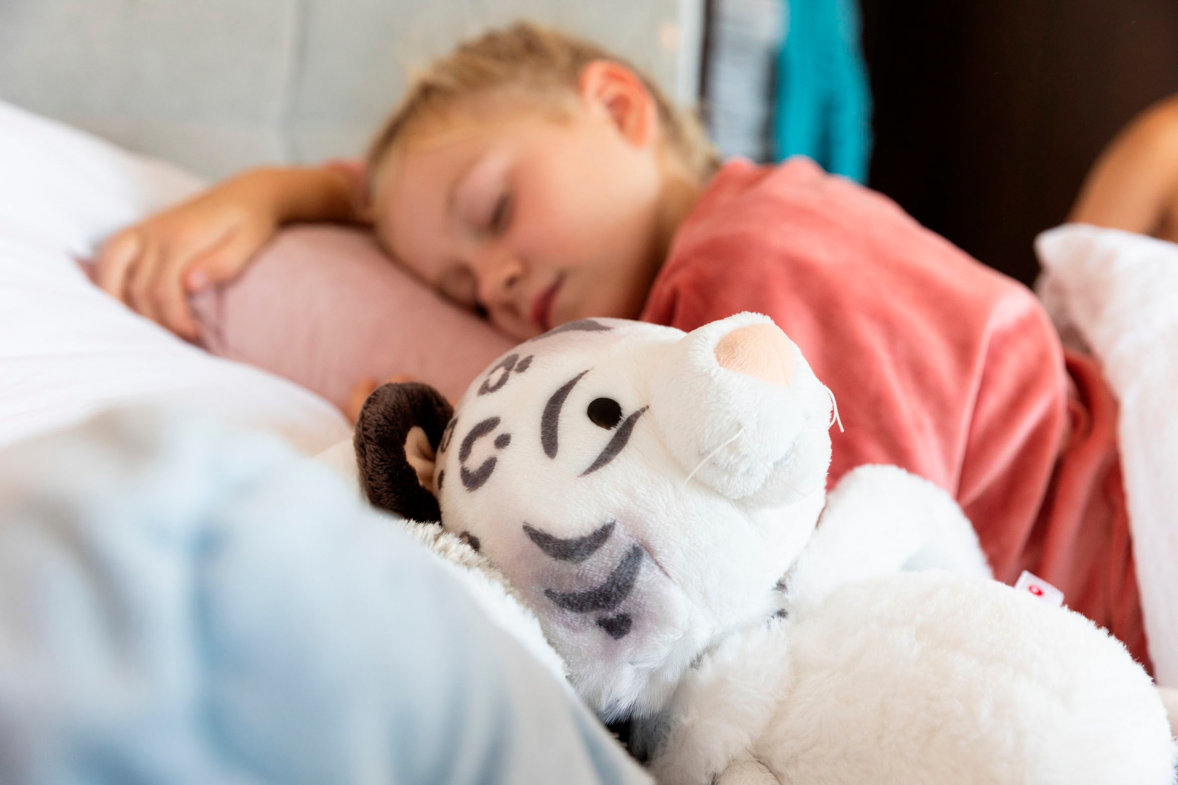 Nici Kuscheltier »Winter, Schneeleopard Eleni Snowbell, 35 cm schlenkernd« schlenkernd; enthält recyceltes Material