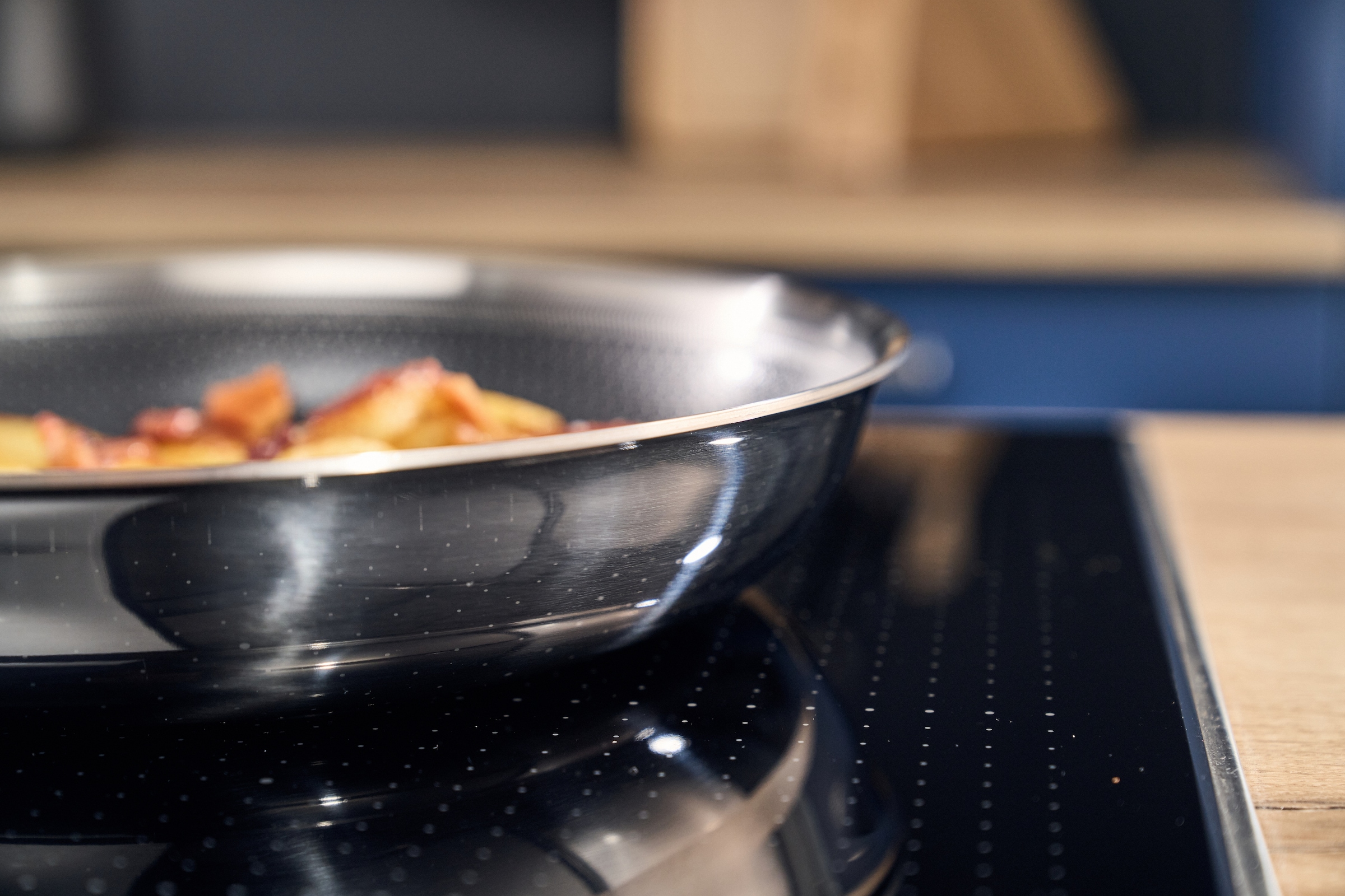 HENCKELS by ZWILLING Bratpfanne »Valley« Edelstahl 1 tlg. Keramikbeschichtung, Soft-Touch-Griffe, fettarmes Braten, Edelstahl