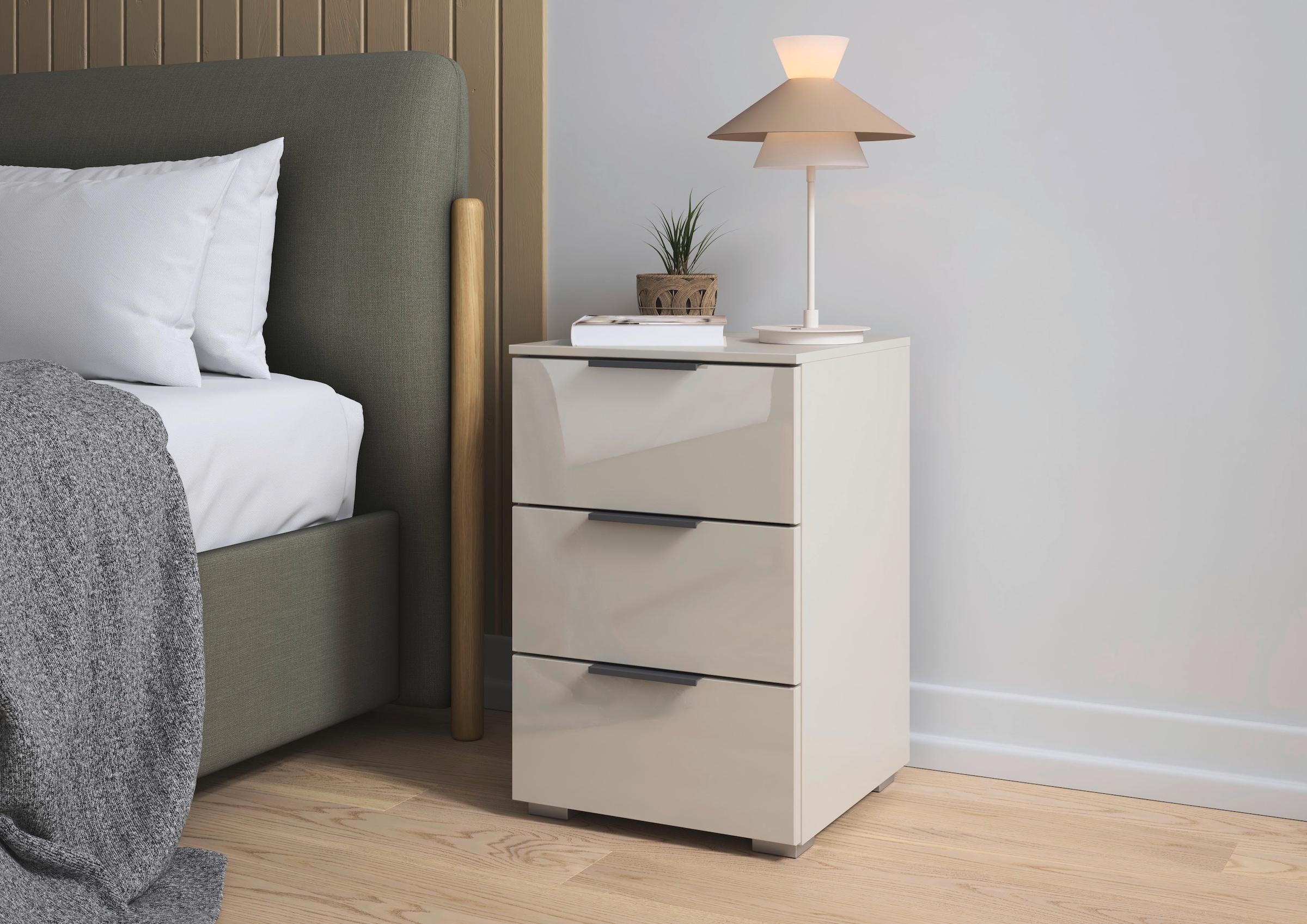 rauch Nachtkommode »Nachttisch Nachtschrank Nachtkonsole AGORDO mit Glasfront«, (in zwei Griff-Farben, Breite 40 cm), mit 3 geräumigen Schubladen für viel Stauraum MADE IN GERMANY
