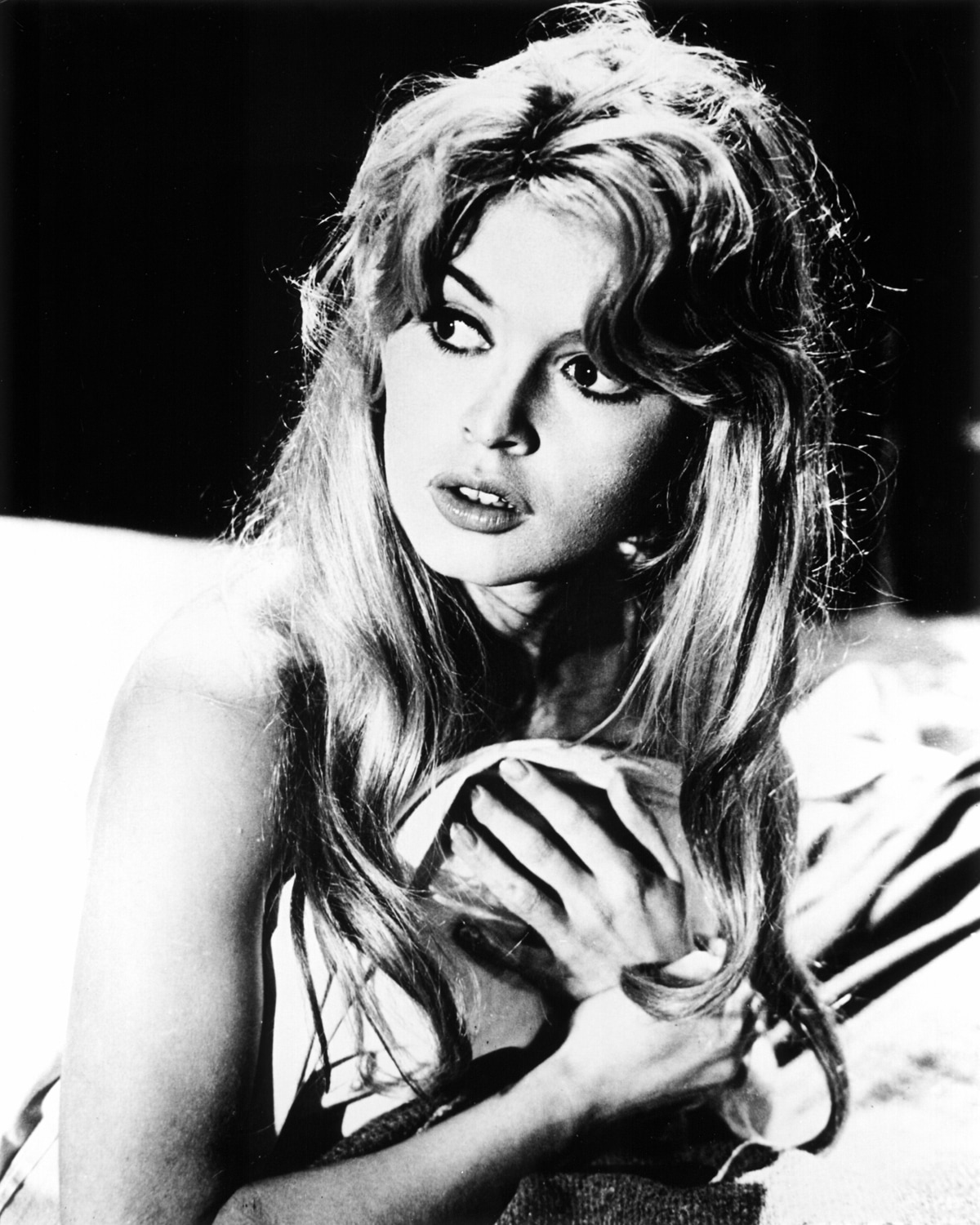 queence Acrylglasbild »Brigitte Bardot im Handtuch«, Schwarz-Weiß-Frau-Stars-Portrait, Fine Art-Print in Galeriequalität