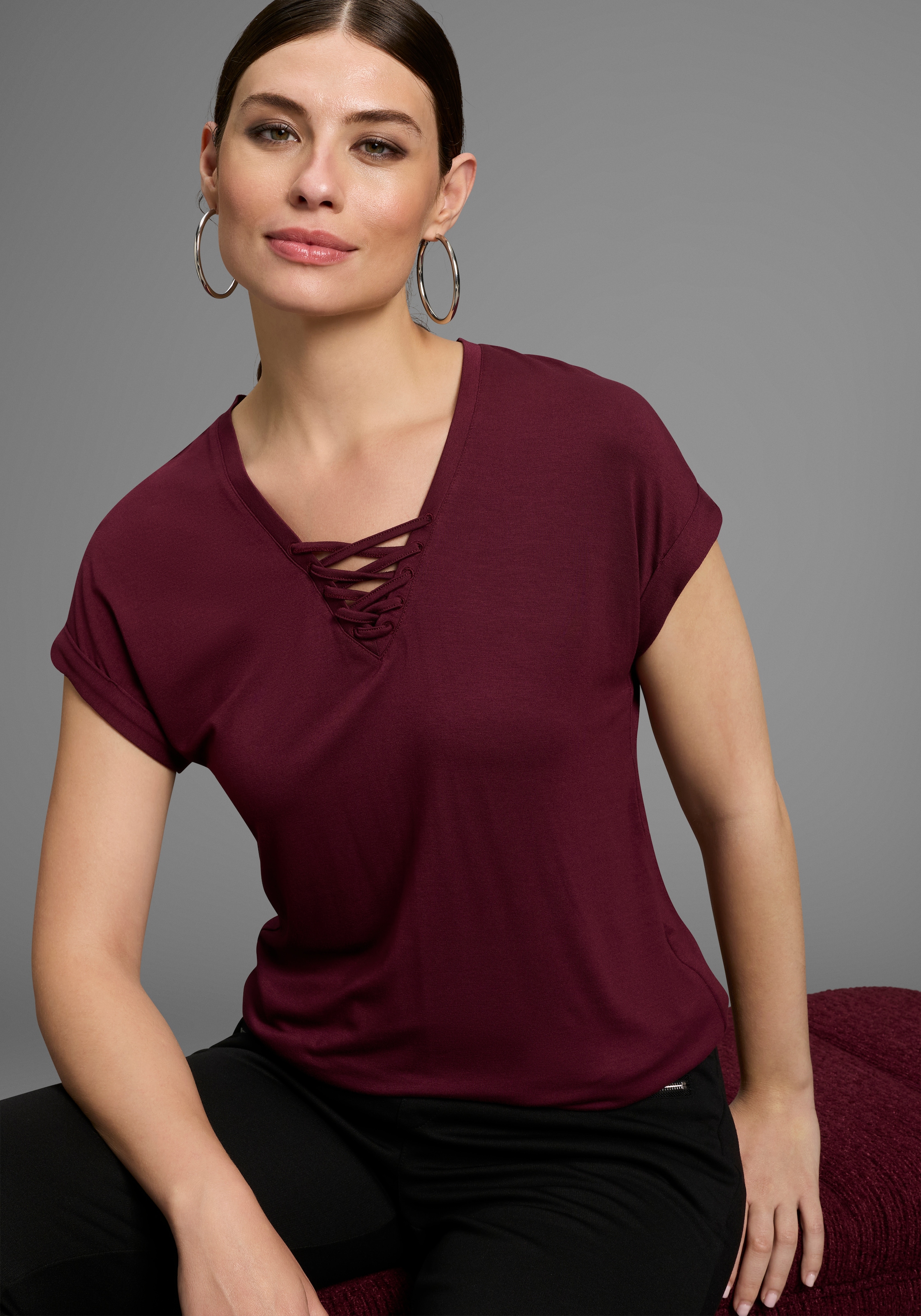 Bruno Banani T-Shirt mit Schnürung im Ausschnitt günstig online kaufen